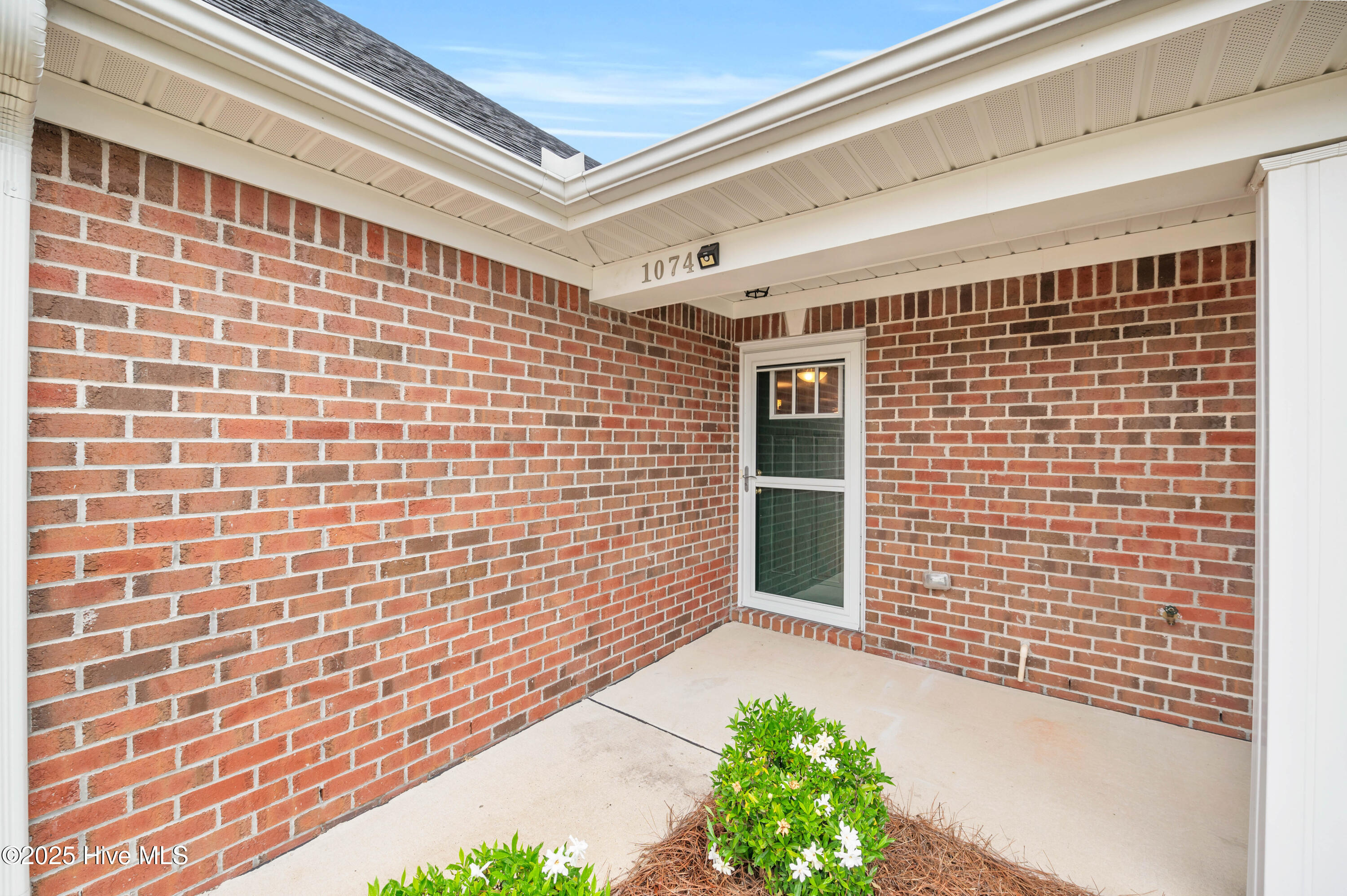 1074 Bridgeport Way Property Photo 4