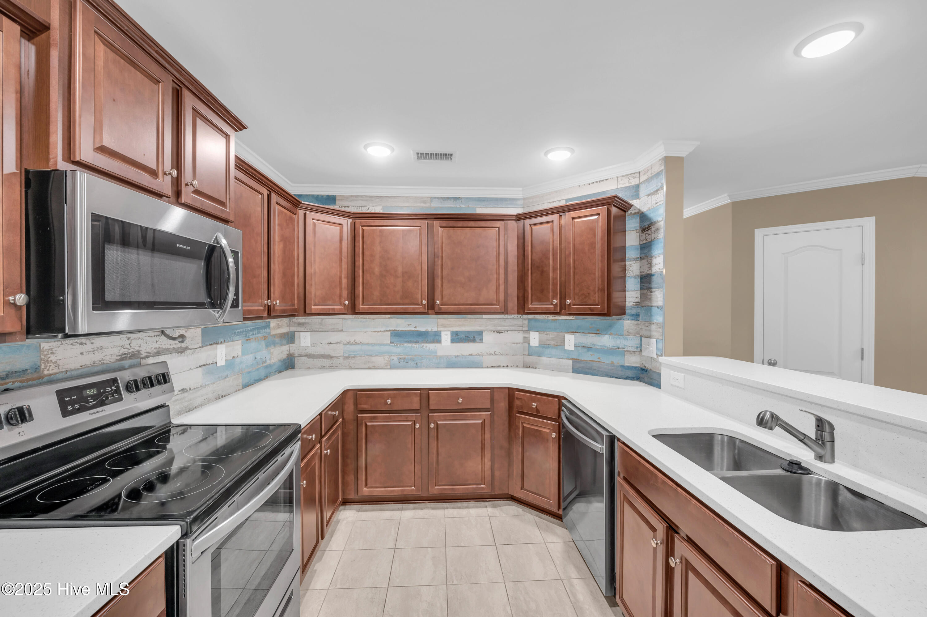1074 Bridgeport Way Property Photo 14