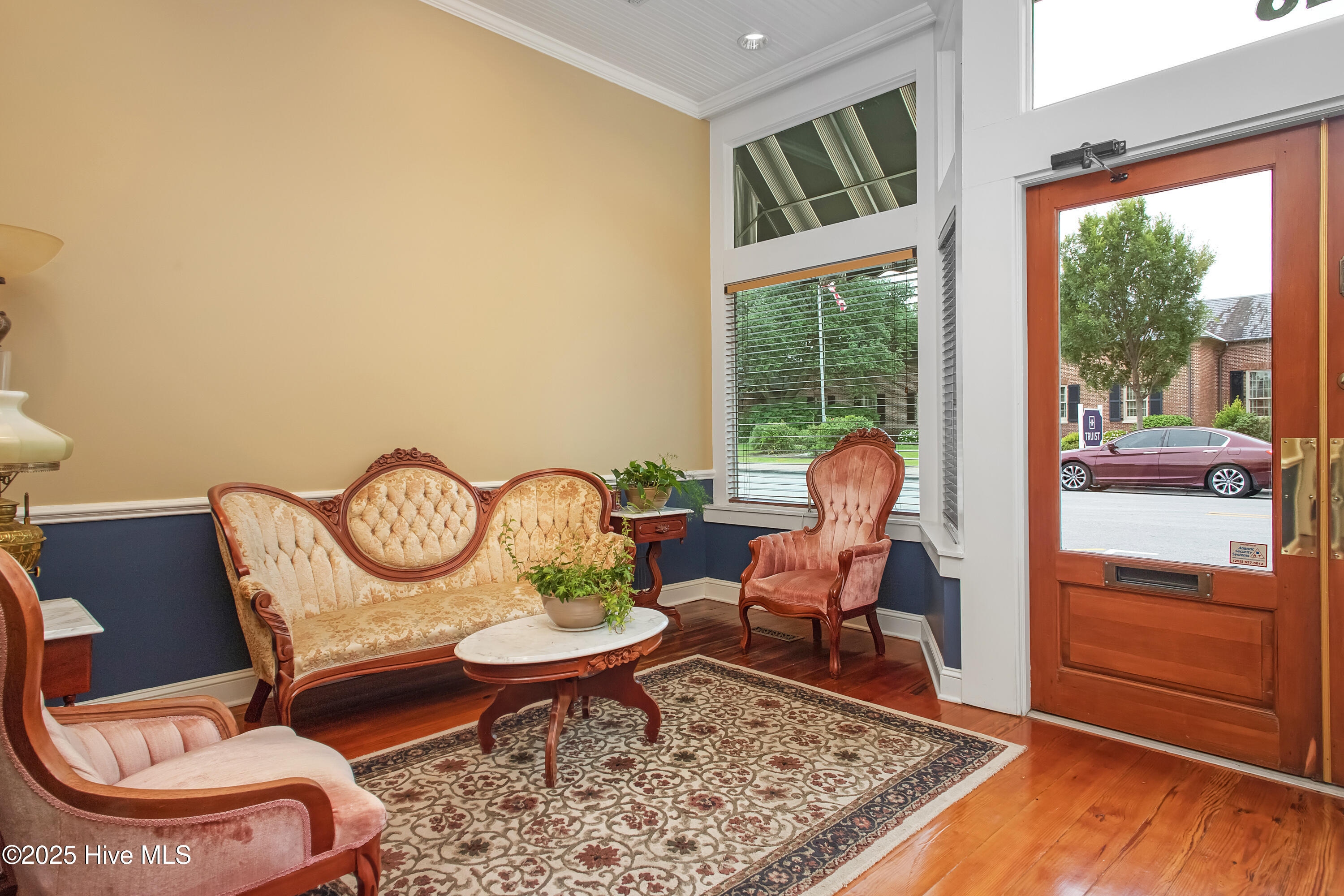 328 S Front Street Property Photo 4