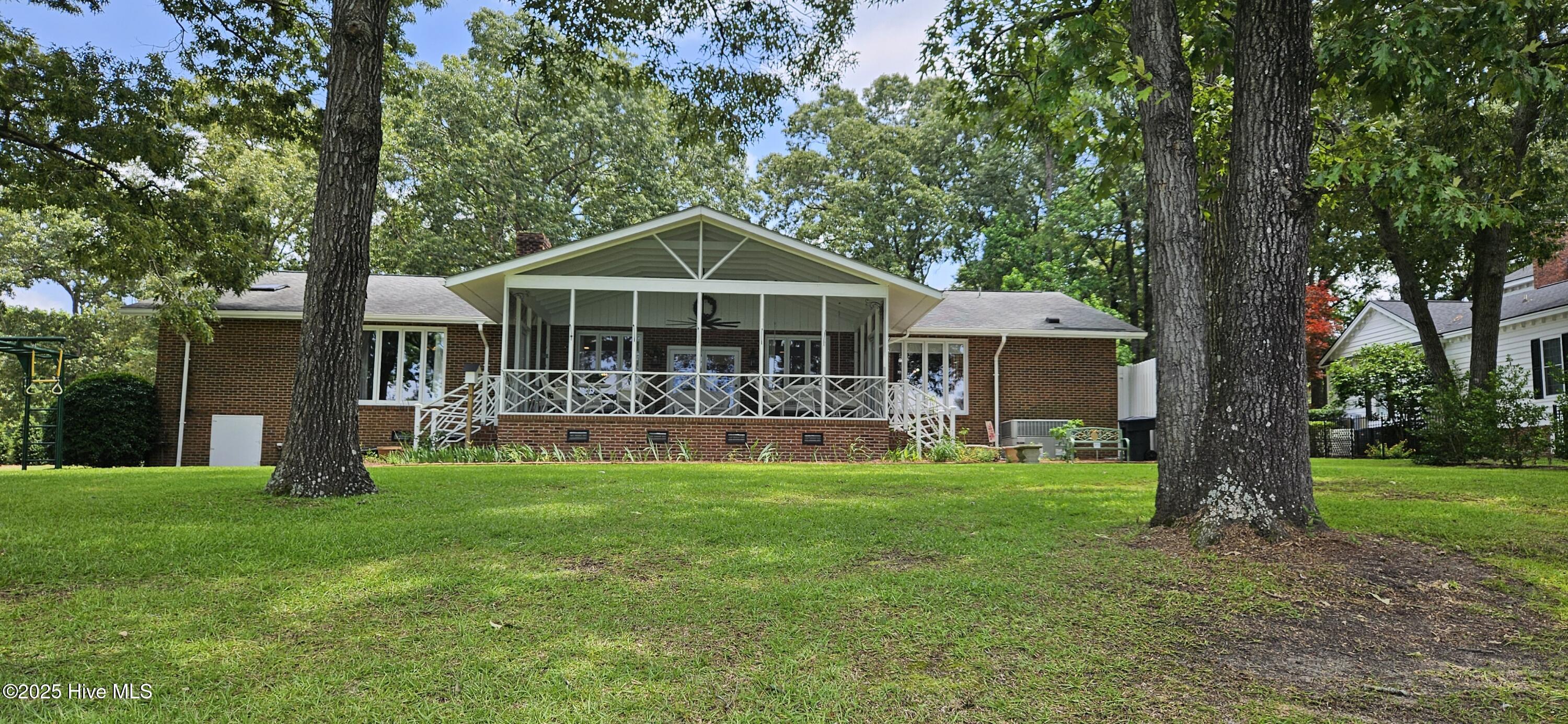 303 E Arrowhead Drive Property Photo 1