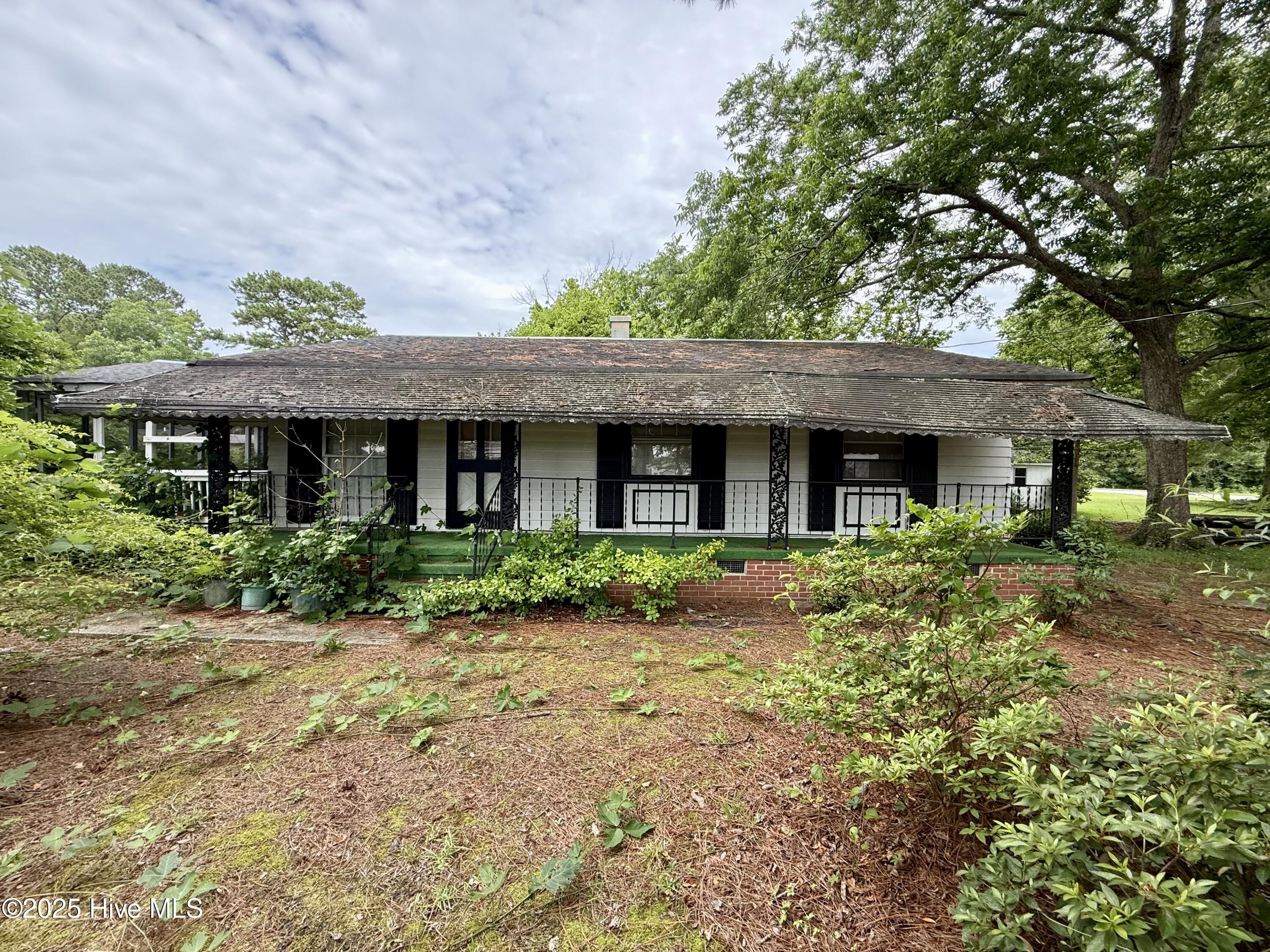 302 Mae Street Property Photo 1