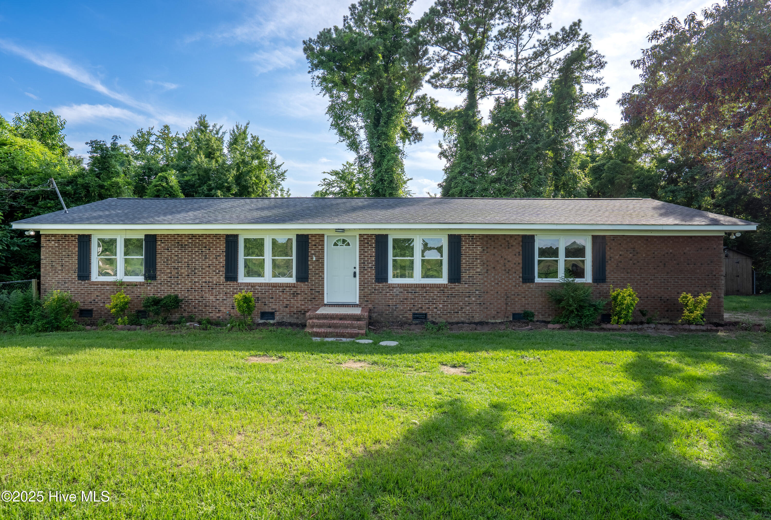 959 Middle Road Property Photo 1