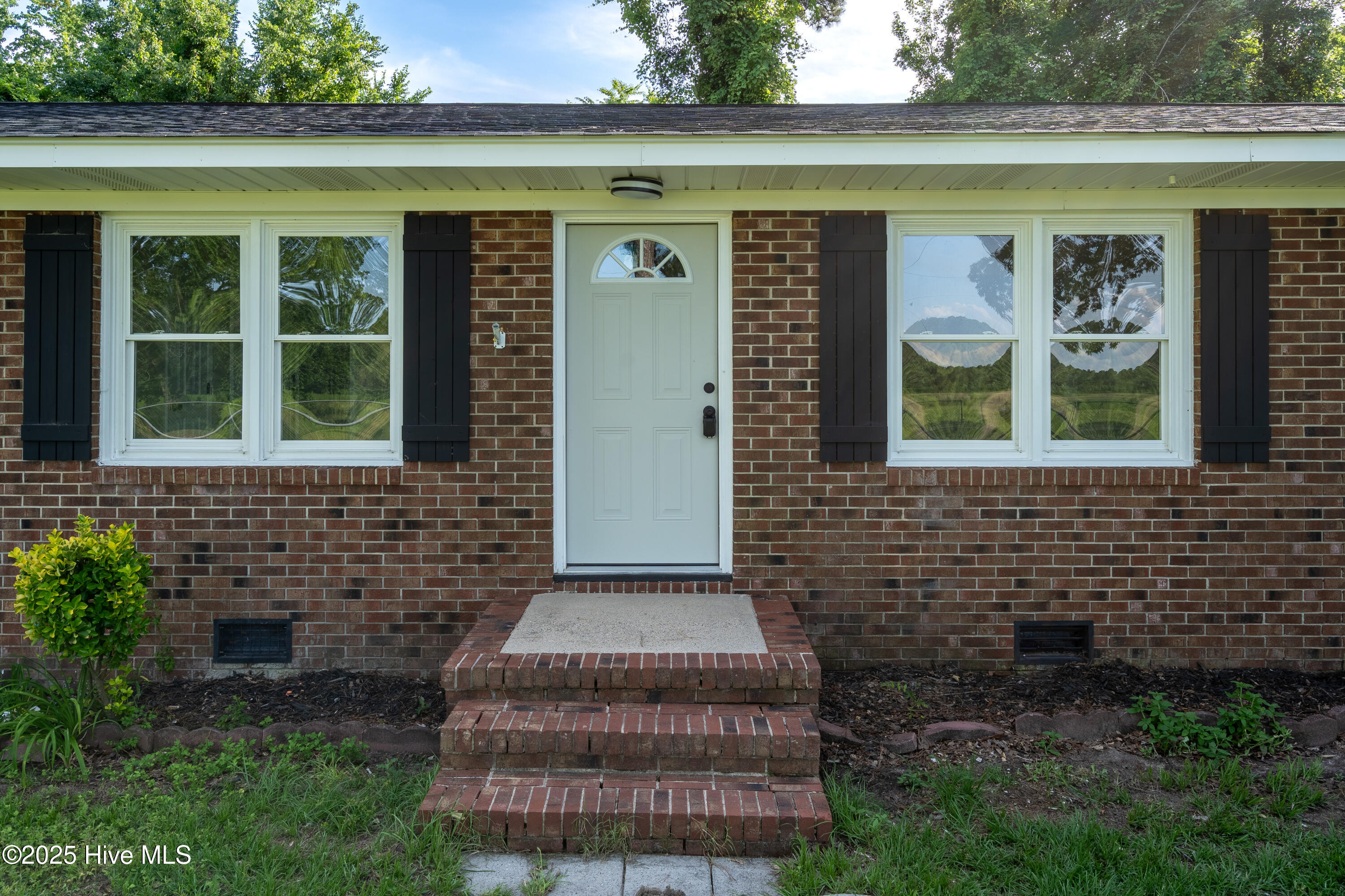 959 Middle Road Property Photo 2