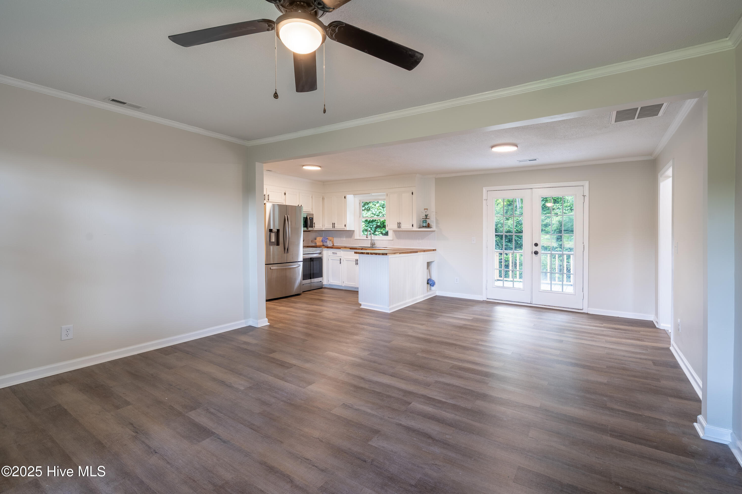 959 Middle Road Property Photo 3