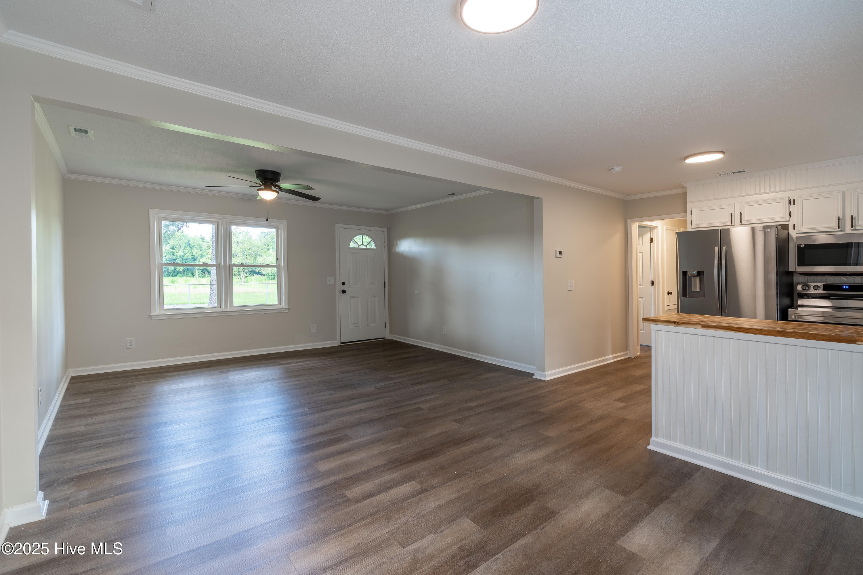 959 Middle Road Property Photo 4