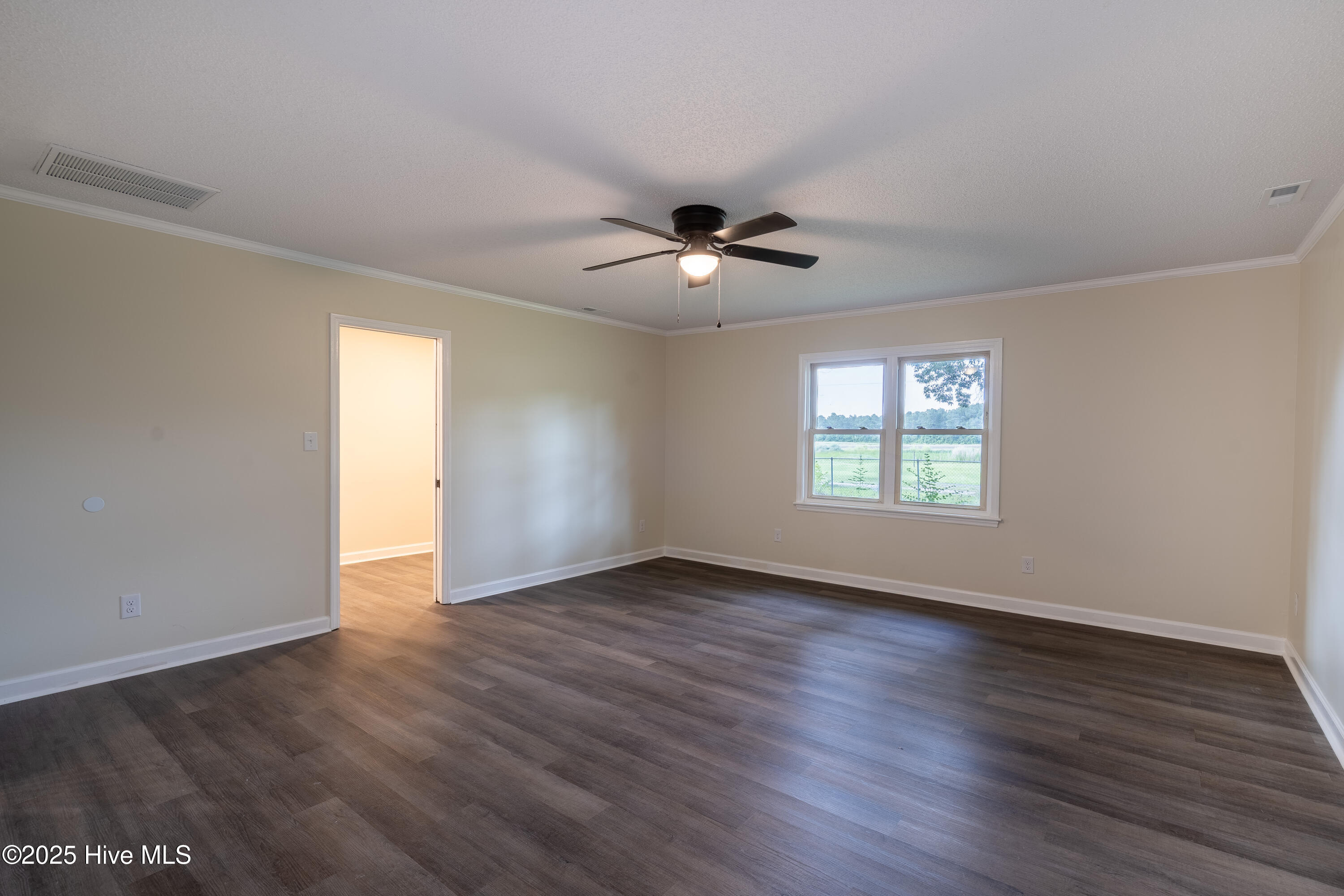 959 Middle Road Property Photo 10