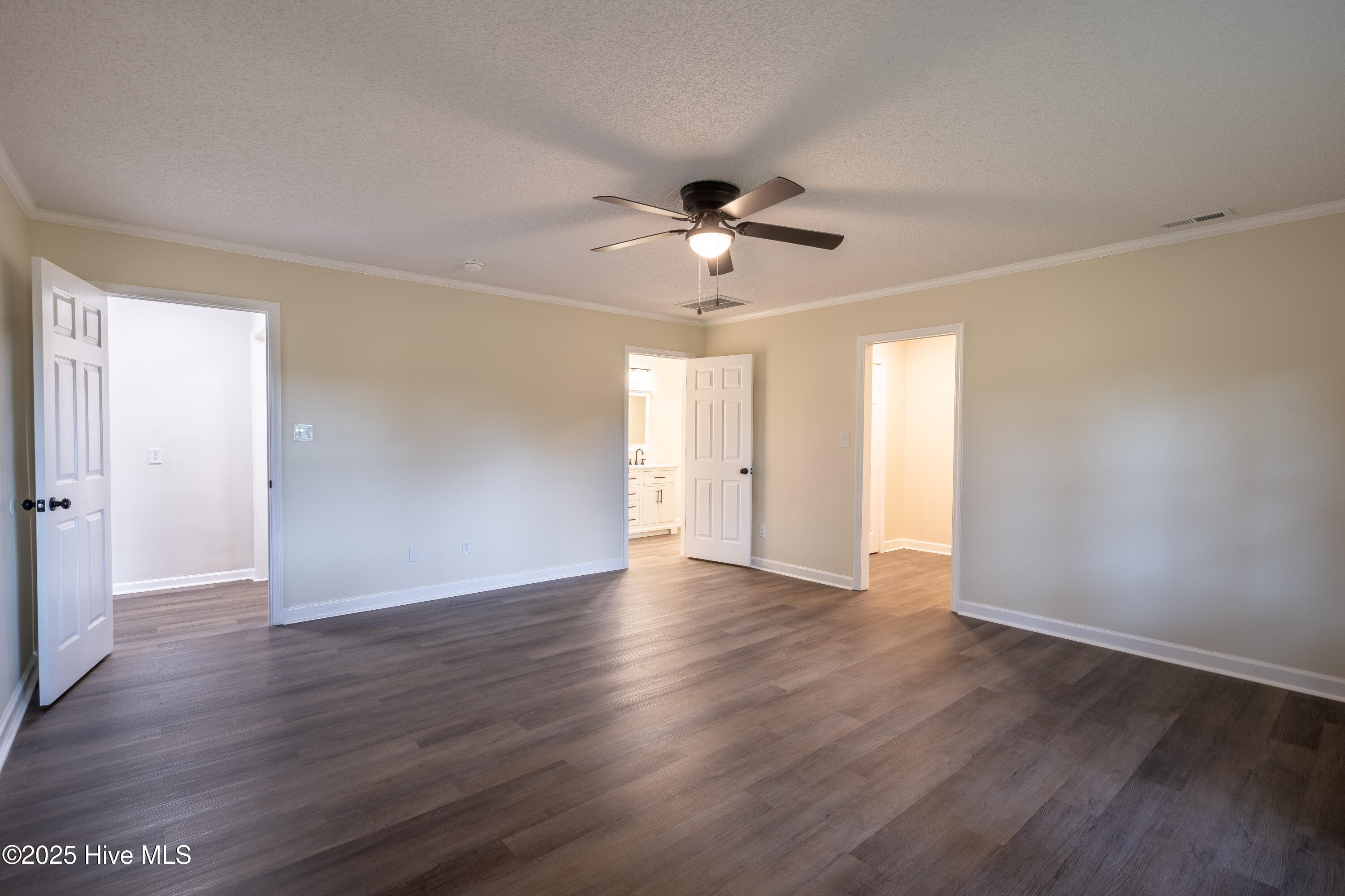 959 Middle Road Property Photo 11
