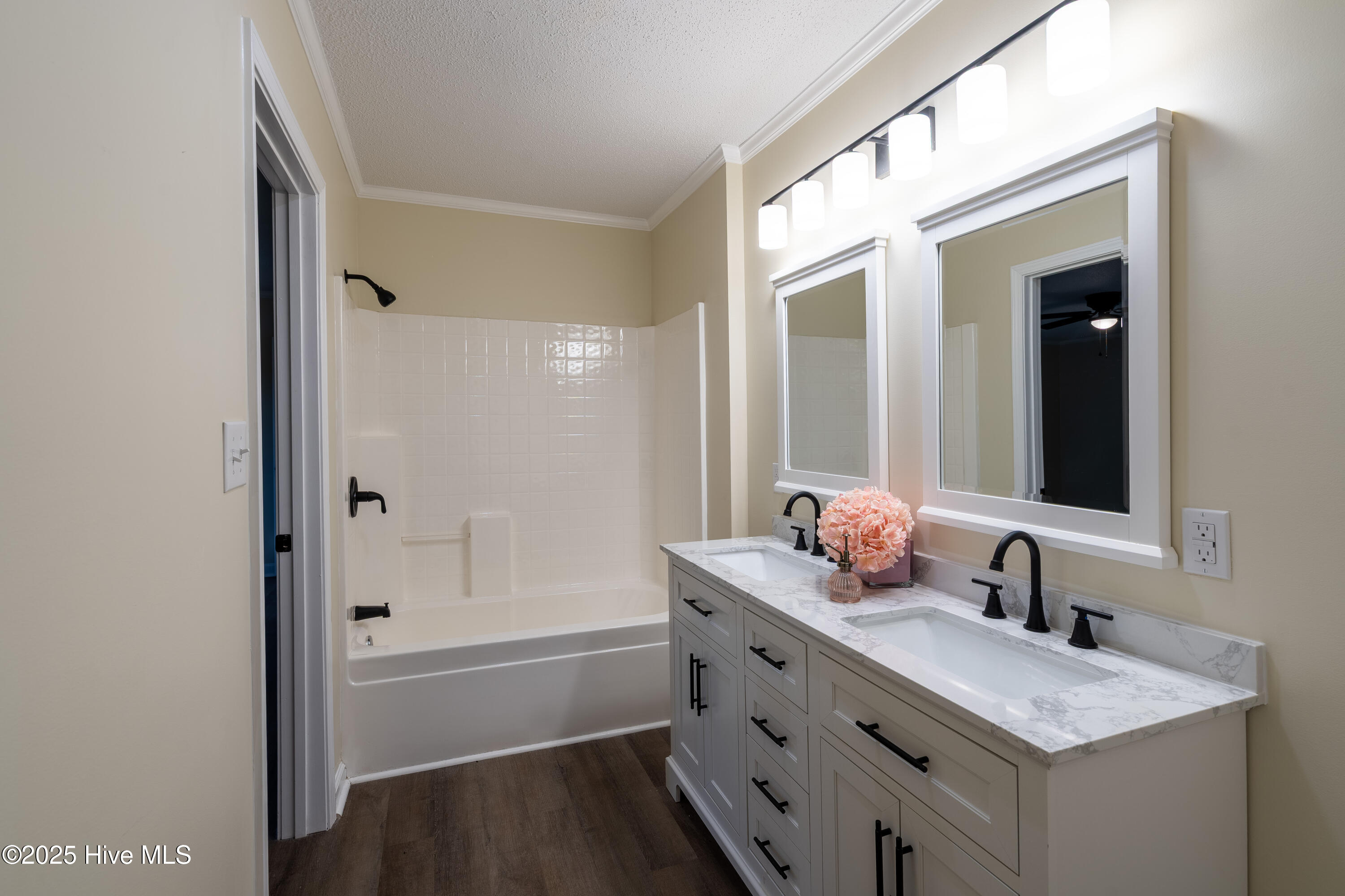 959 Middle Road Property Photo 15