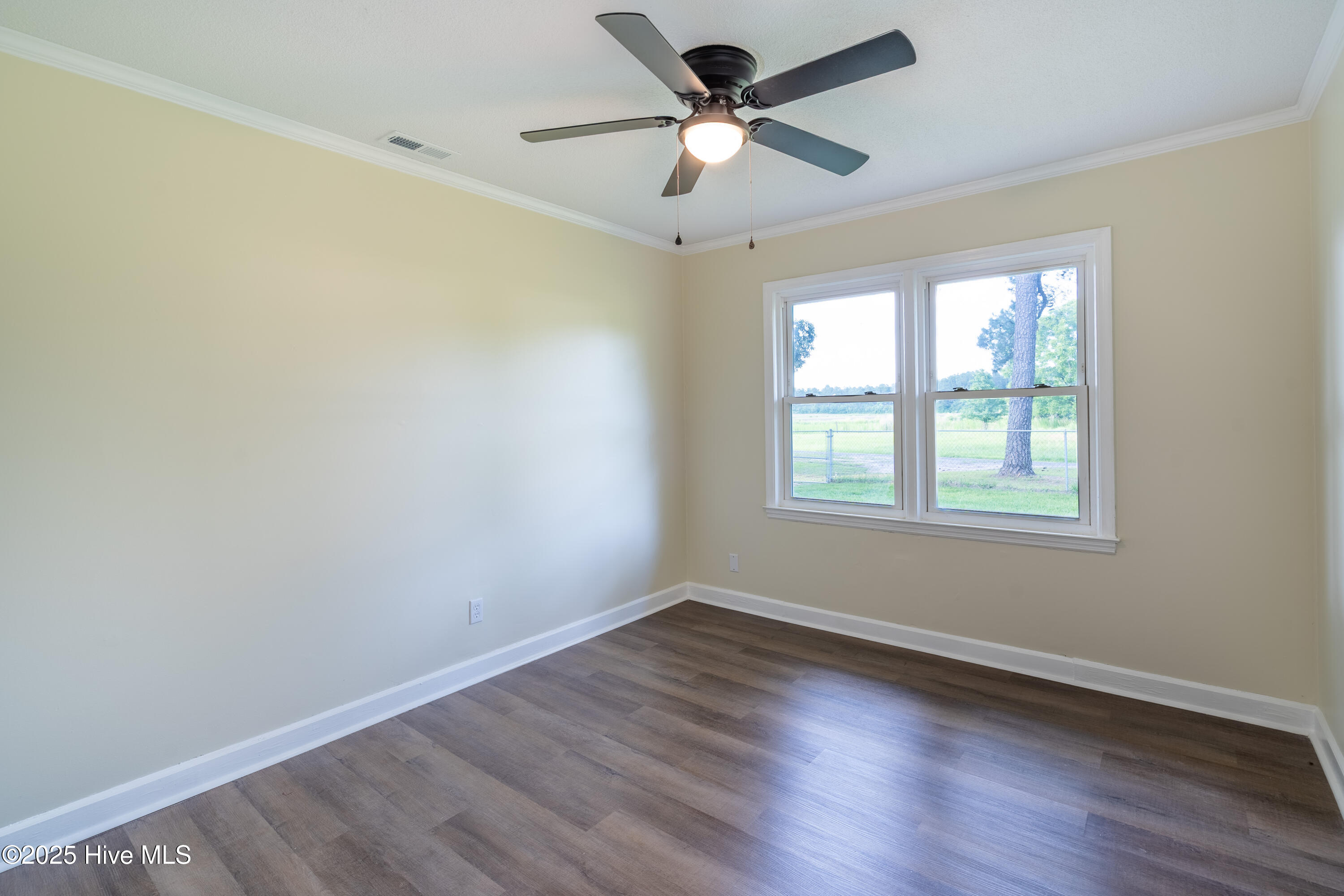 959 Middle Road Property Photo 17
