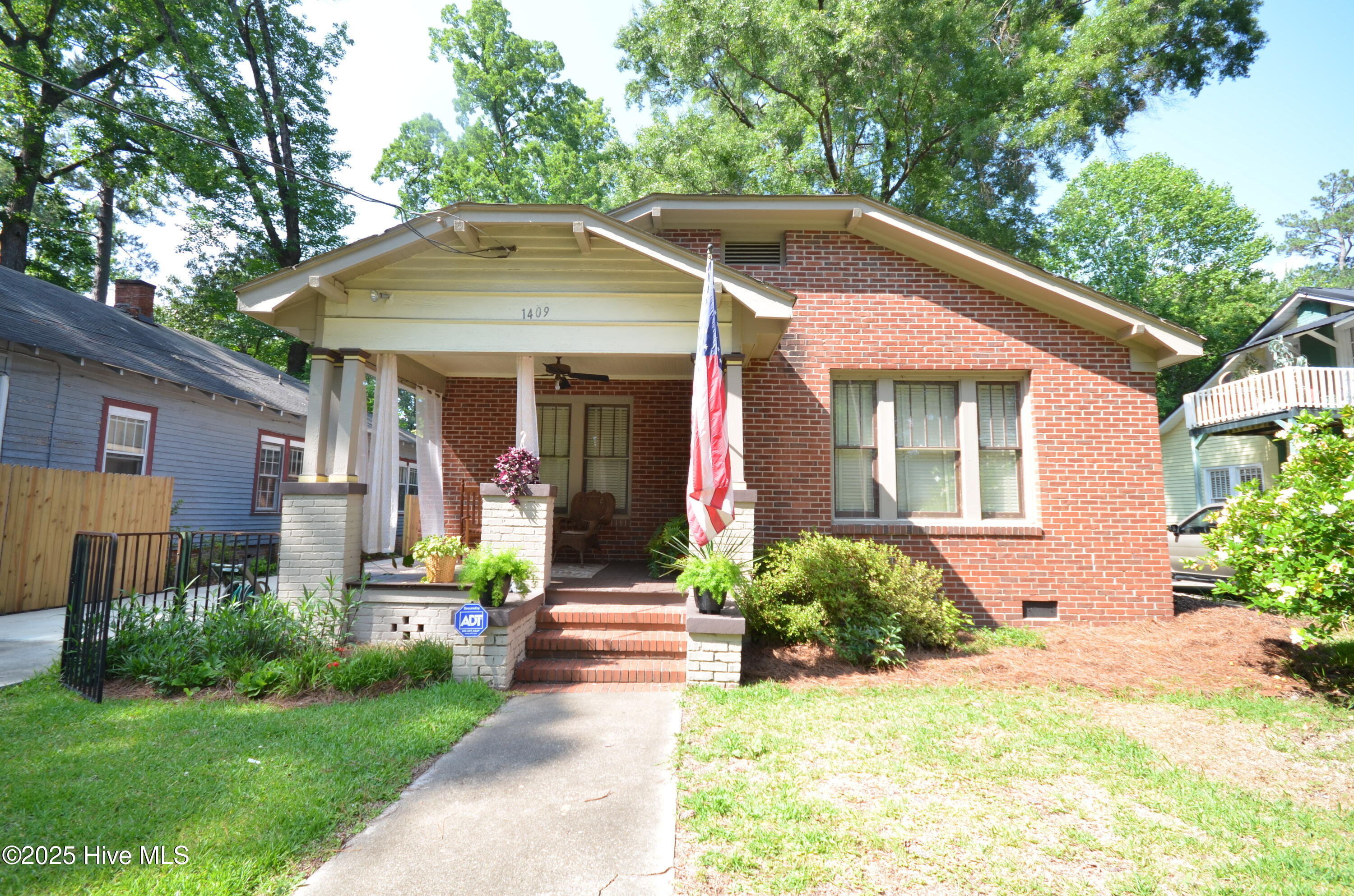 1409 E Walnut Street Property Photo 1