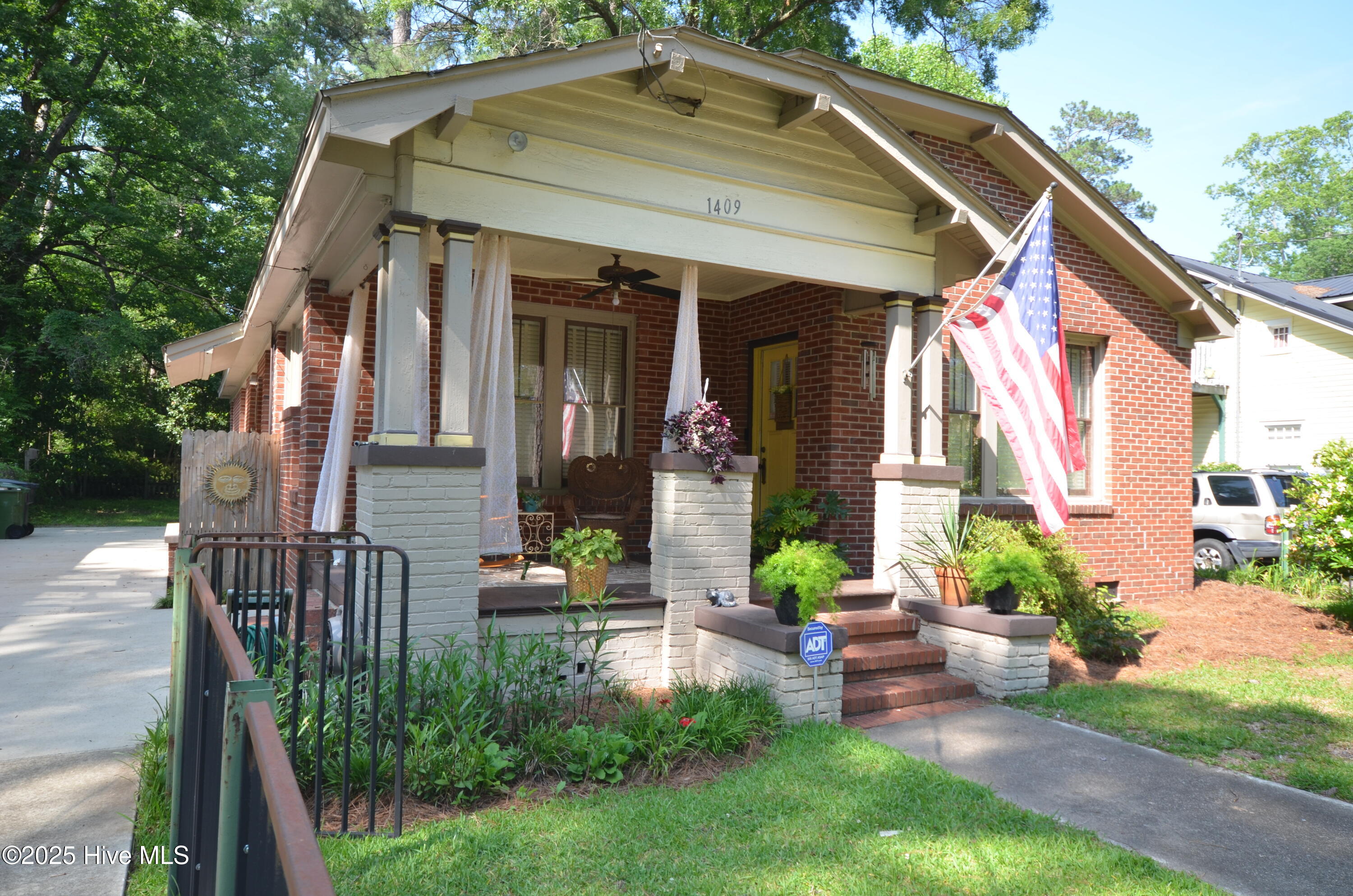 1409 E Walnut Street Property Photo 2