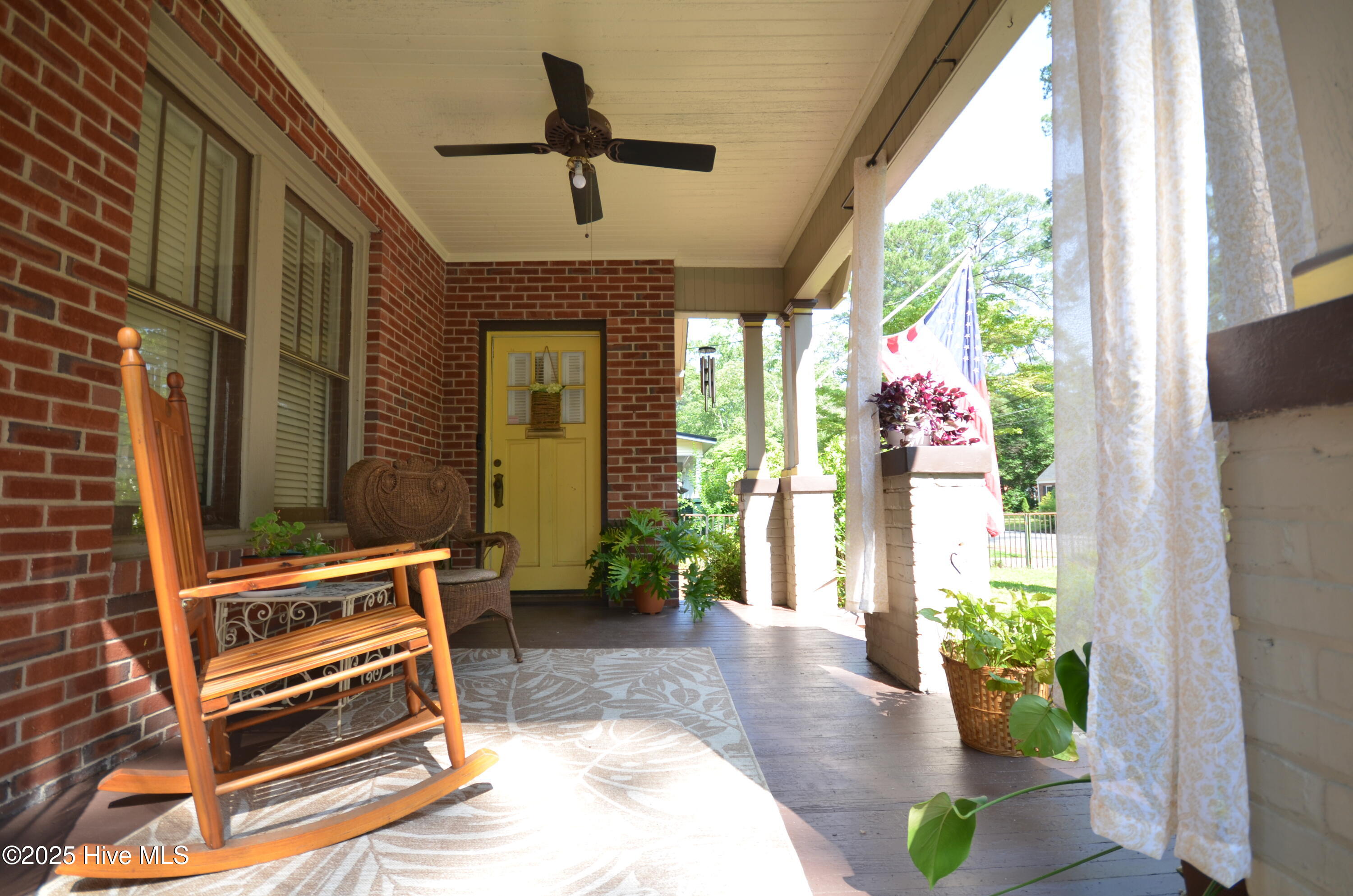 1409 E Walnut Street Property Photo 3
