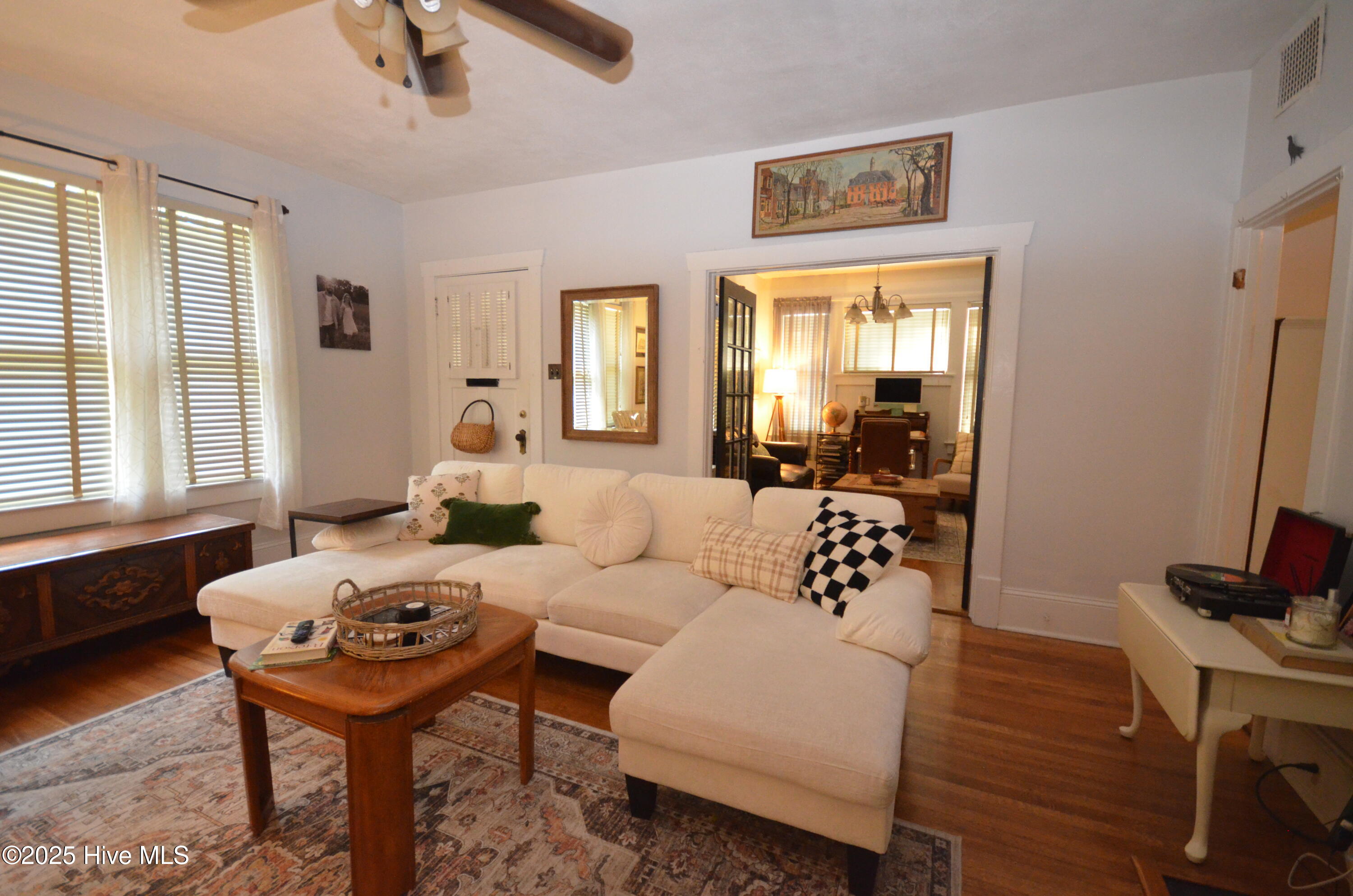 1409 E Walnut Street Property Photo 6