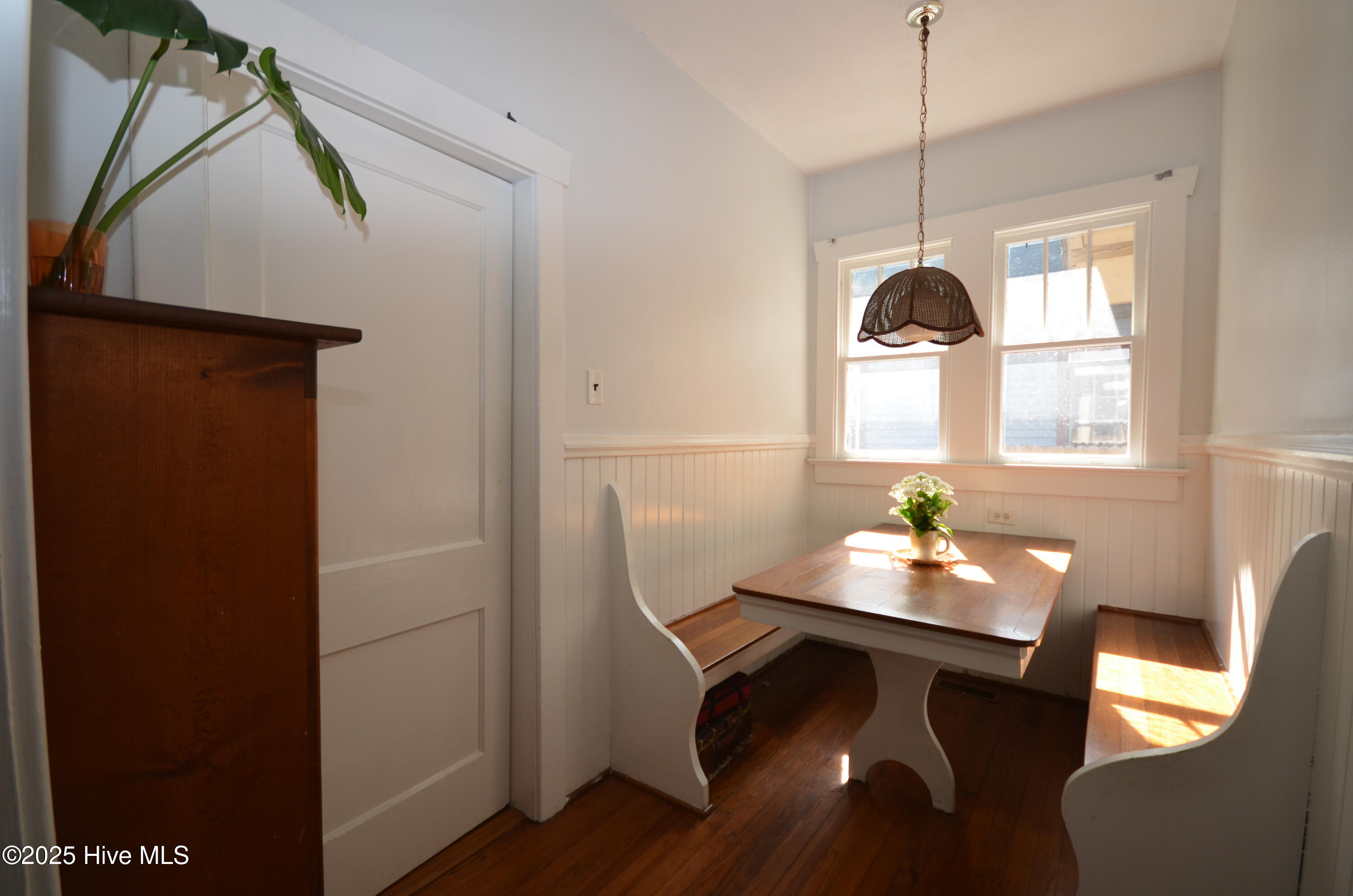 1409 E Walnut Street Property Photo 9
