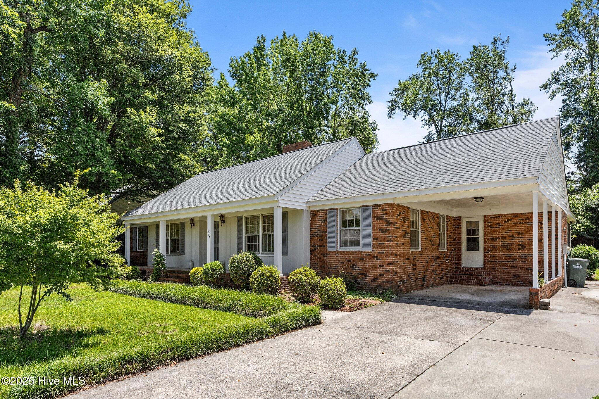 204 Ravenwood Drive Property Photo 1