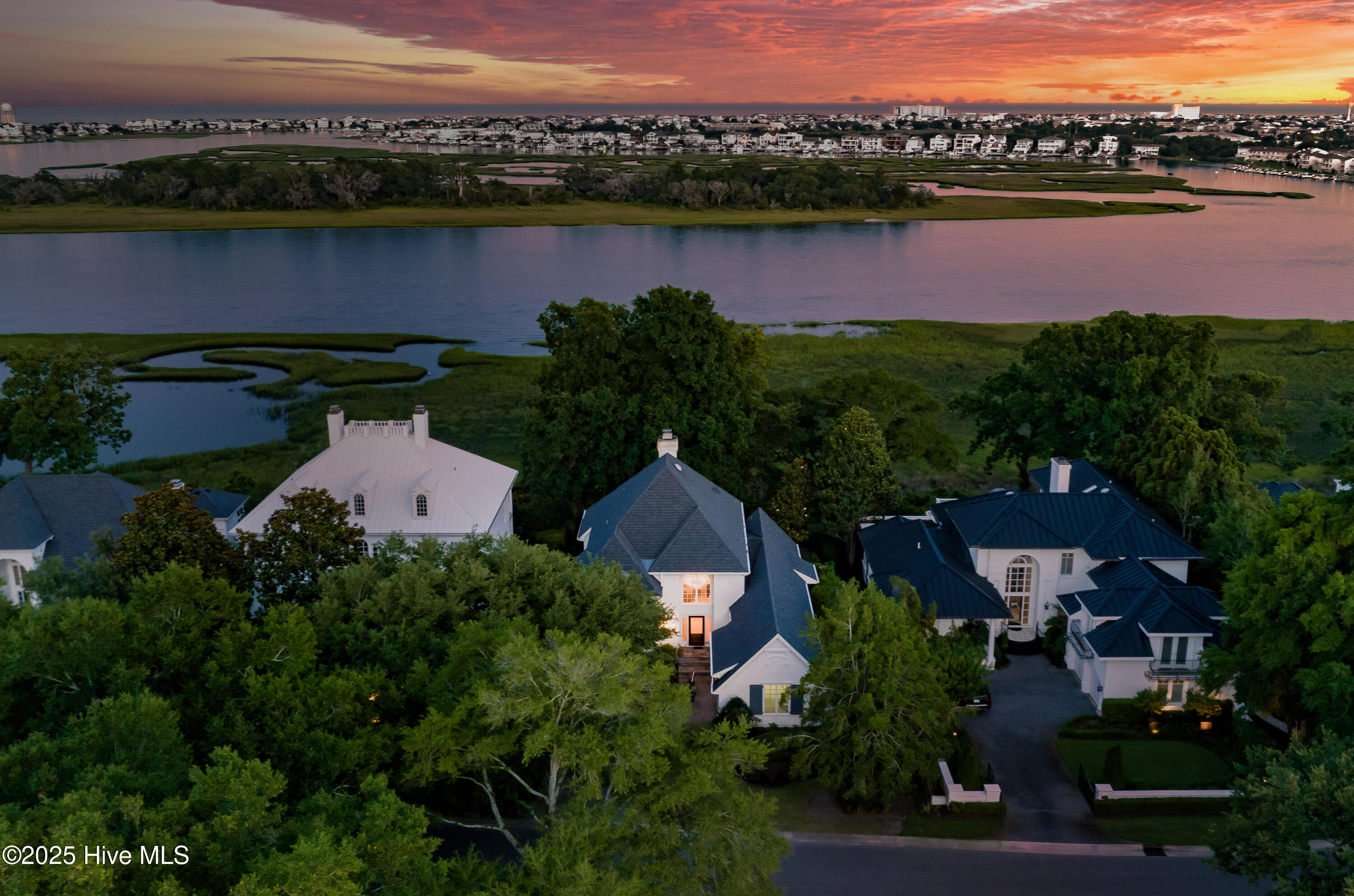 1527 Landfall Drive Property Photo 1