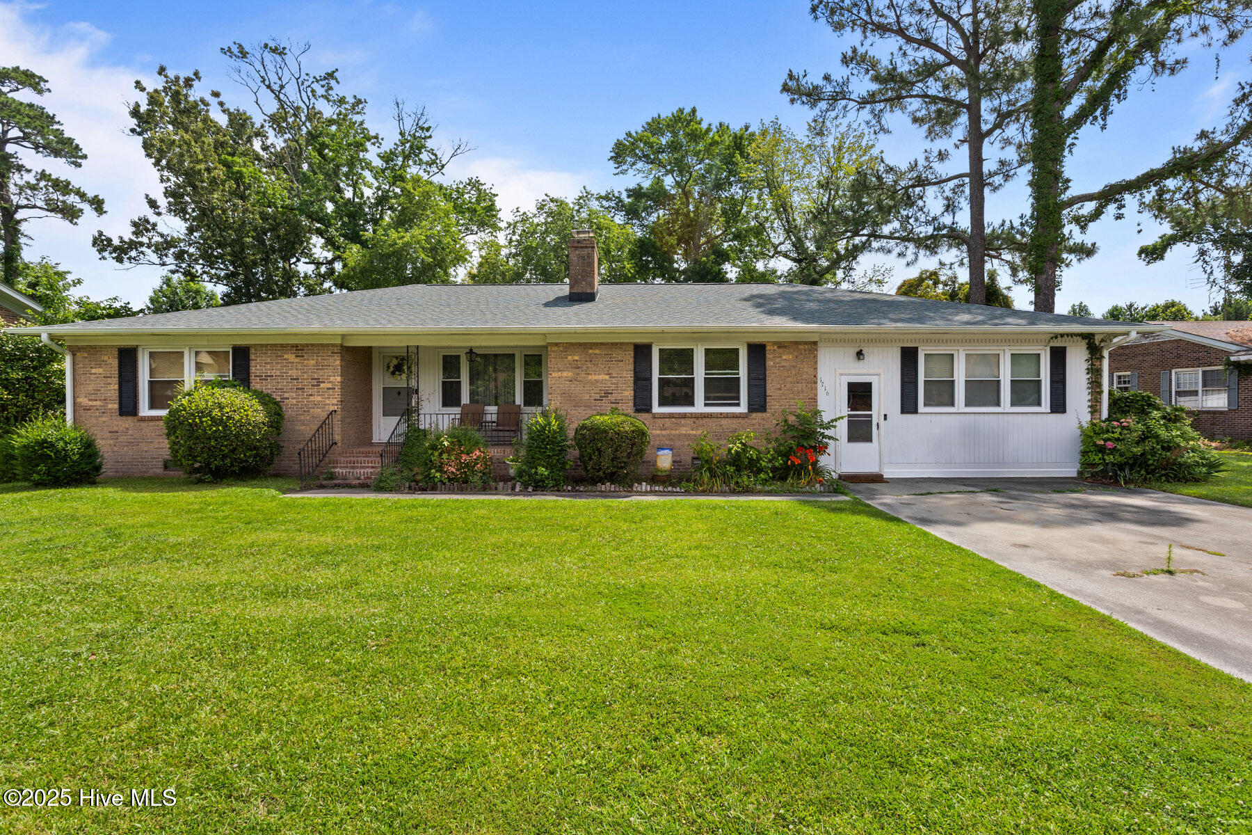 1716 Crescent Drive Property Photo 1