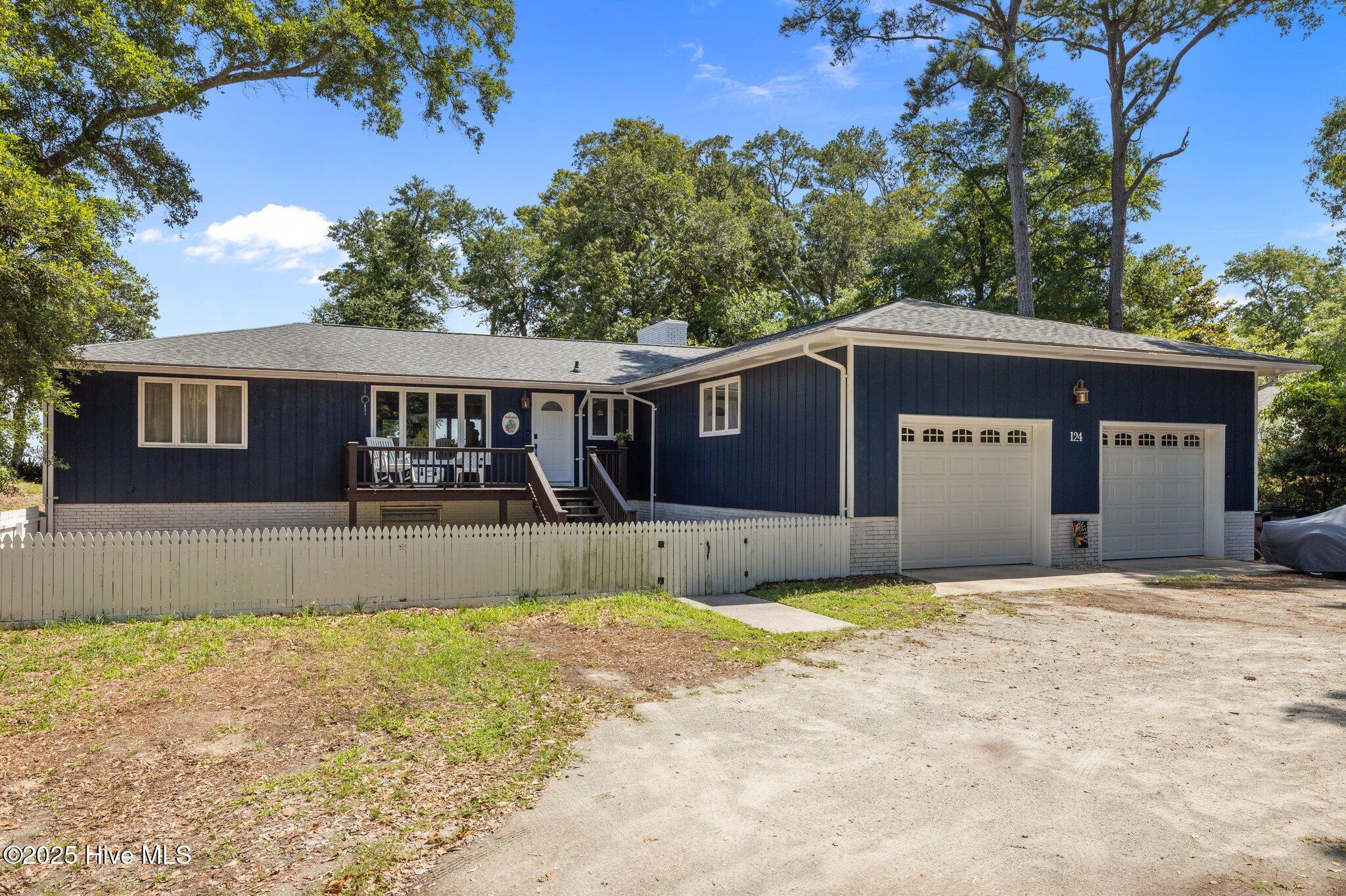 124 Oakleaf Drive Property Photo 1