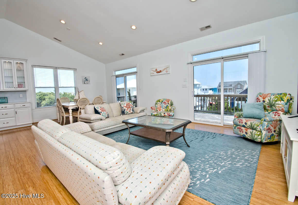 5405 Emerald Drive E Property Photo 5