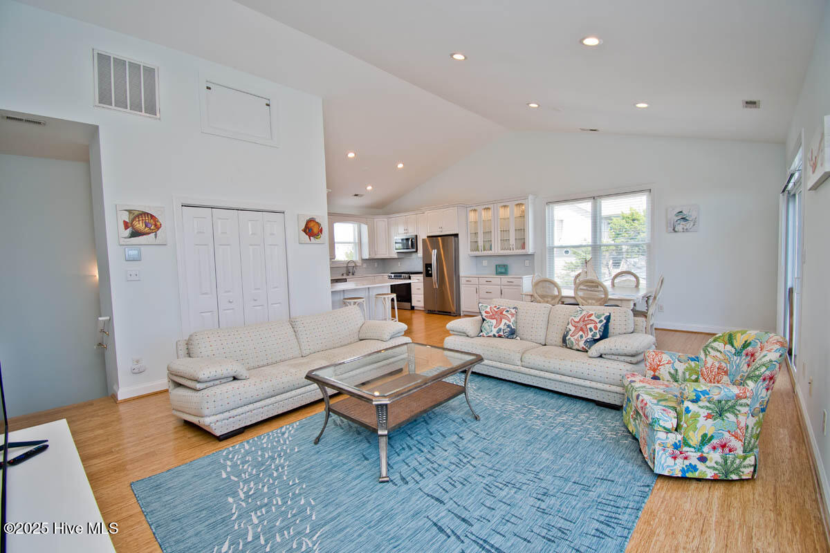 5405 Emerald Drive E Property Photo 6