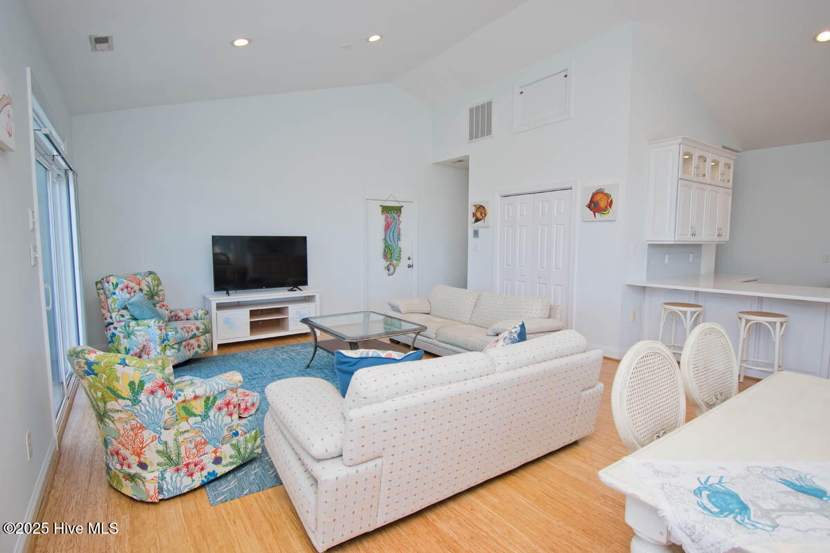 5405 Emerald Drive E Property Photo 8
