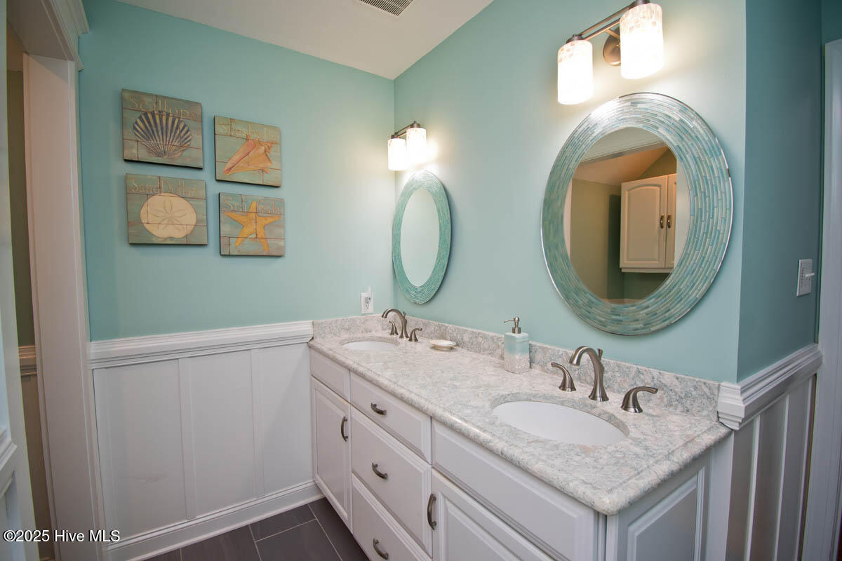 5405 Emerald Drive E Property Photo 19