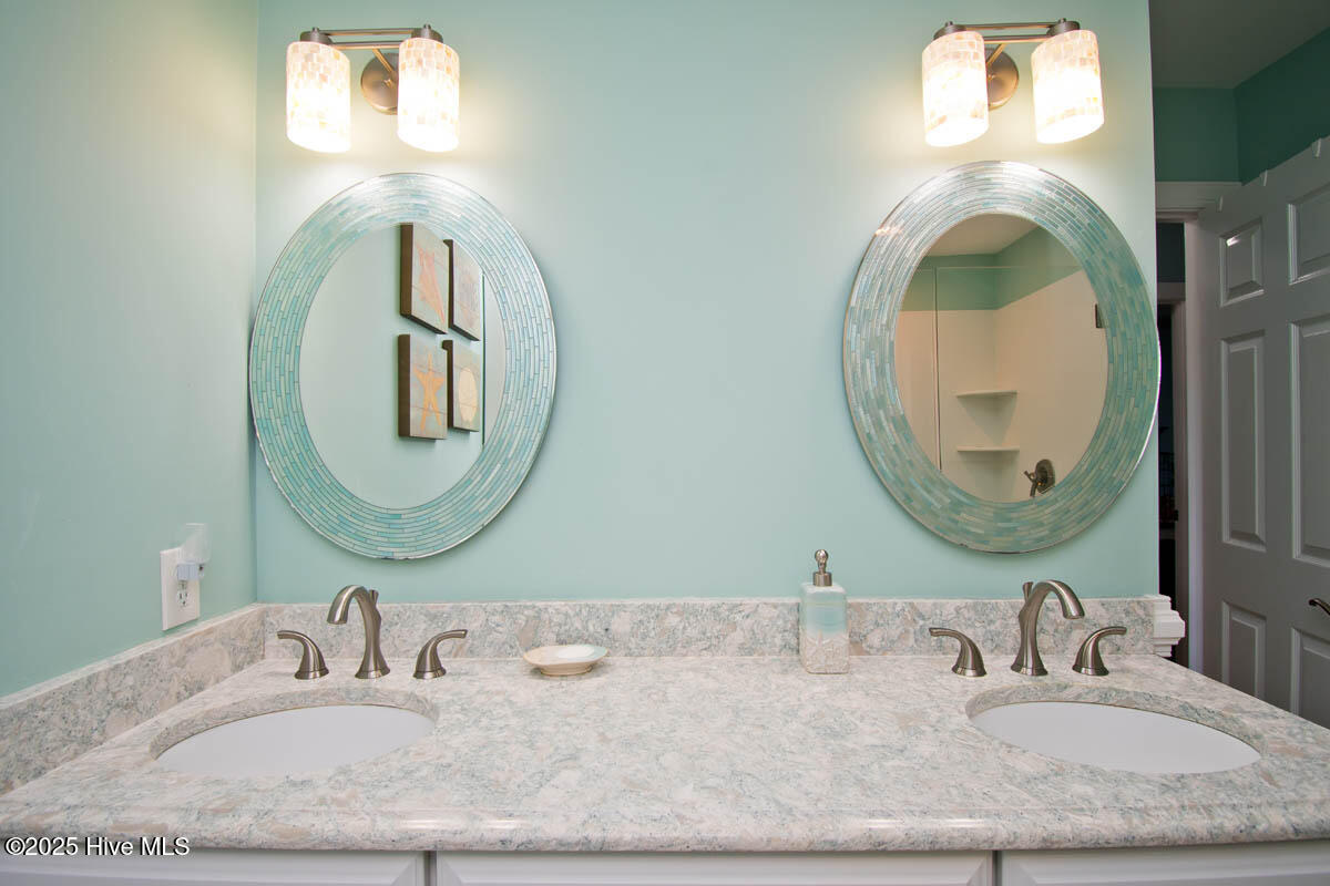 5405 Emerald Drive E Property Photo 20