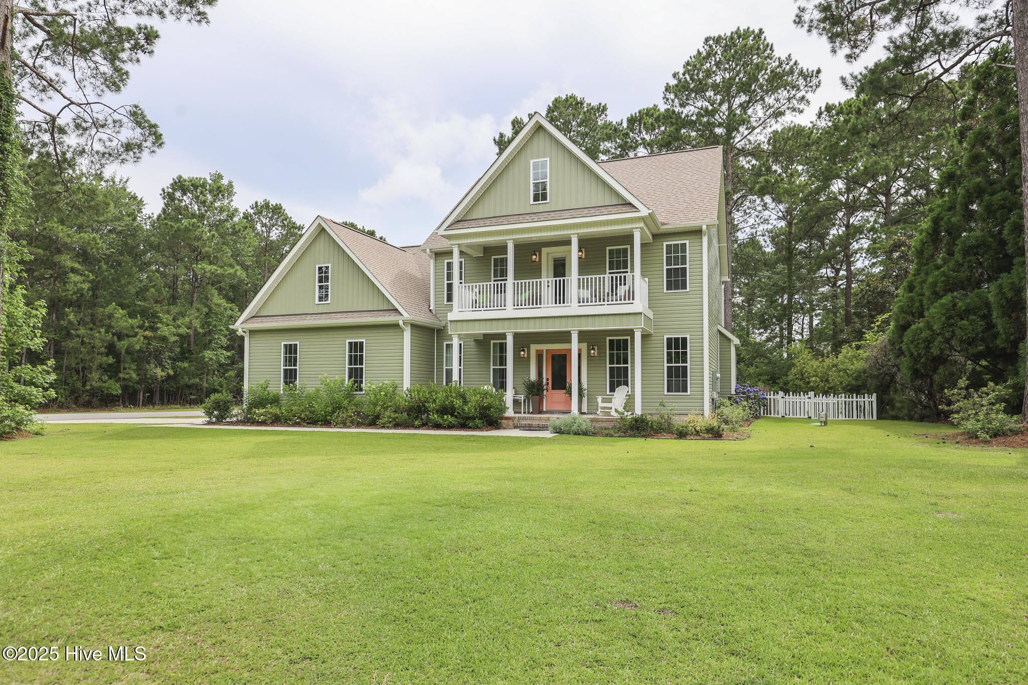 637 White Oak Crossing Property Photo 1