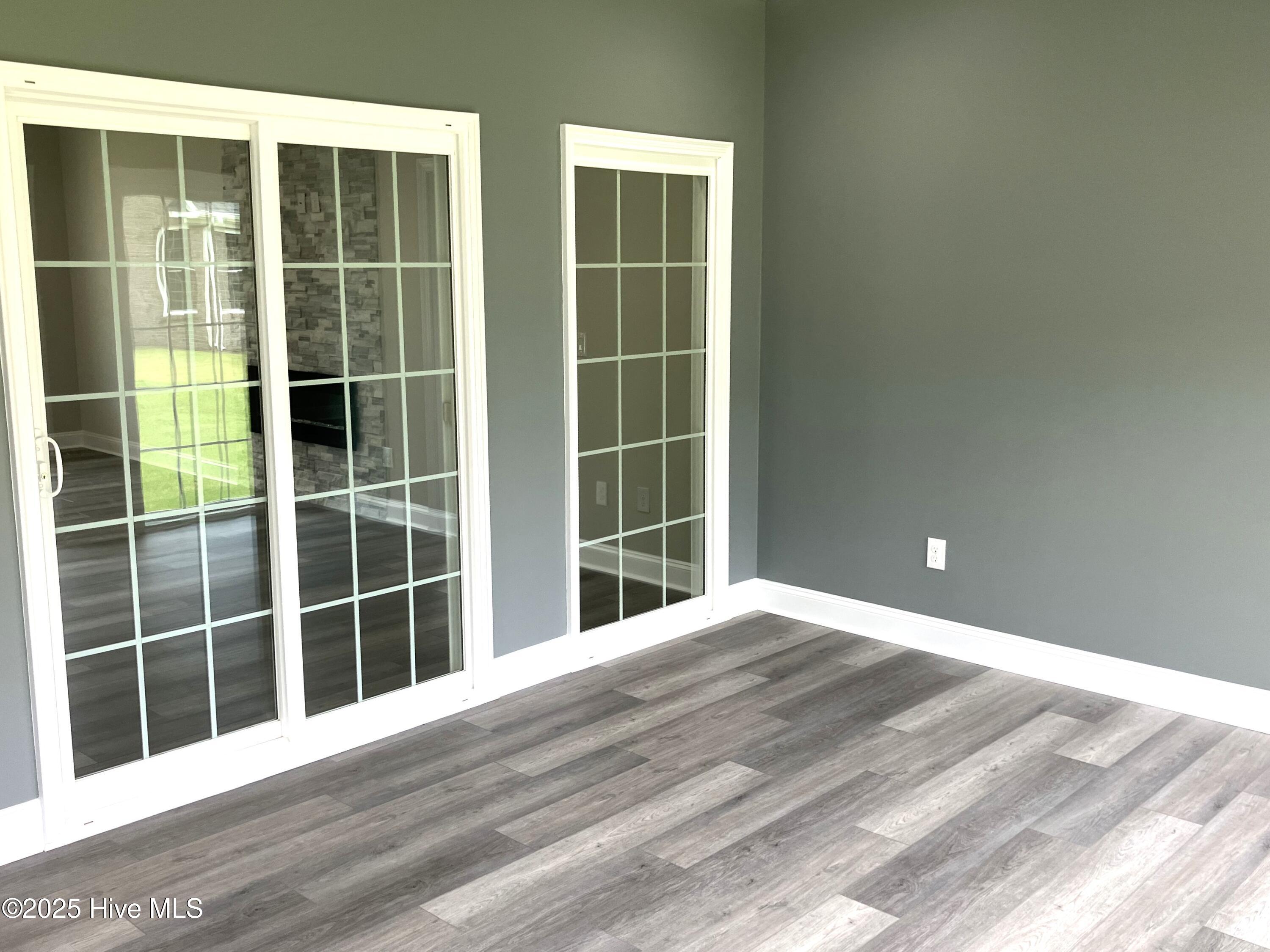 407 King Richard Court Property Photo 18