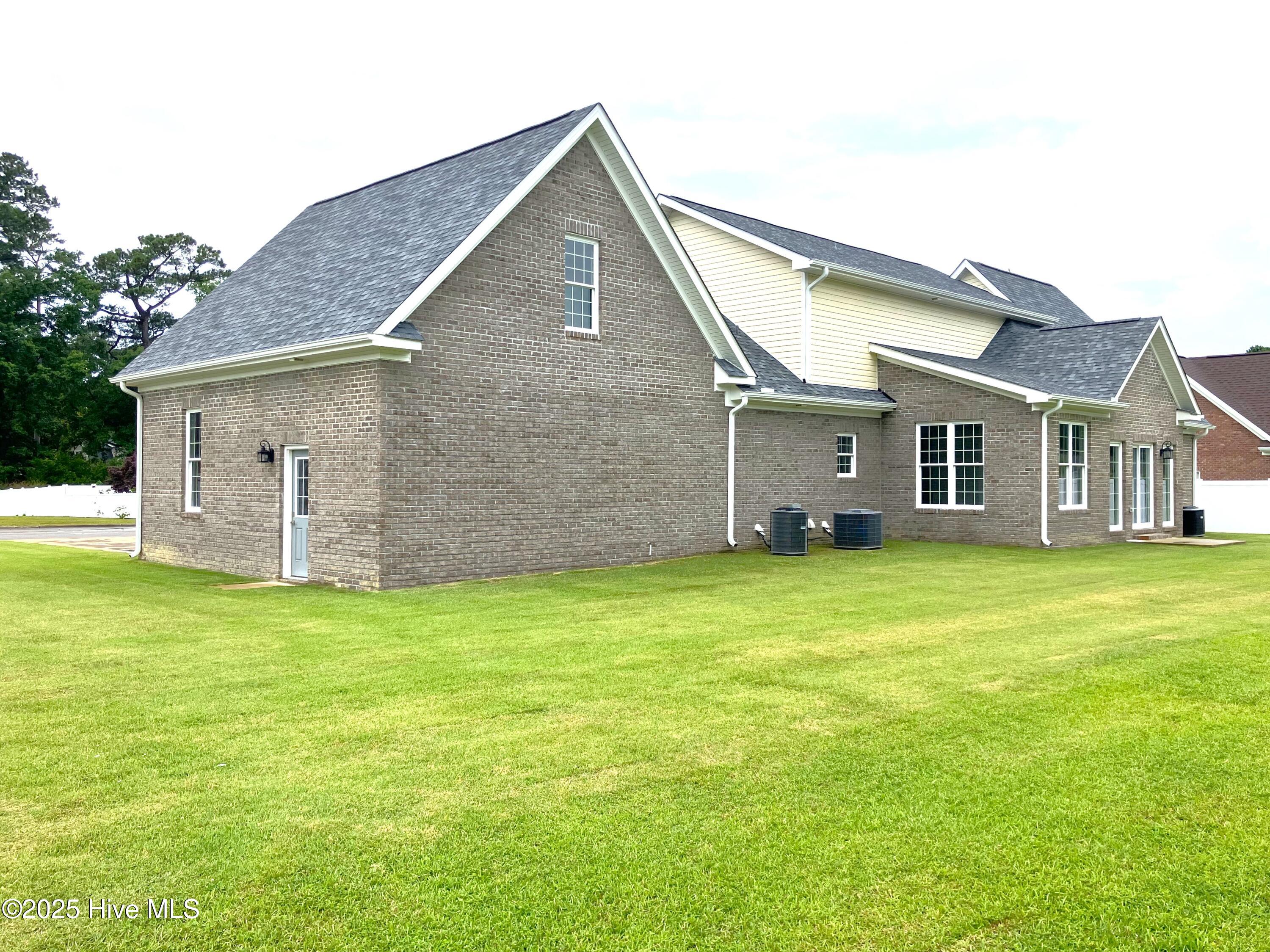 407 King Richard Court Property Photo 26