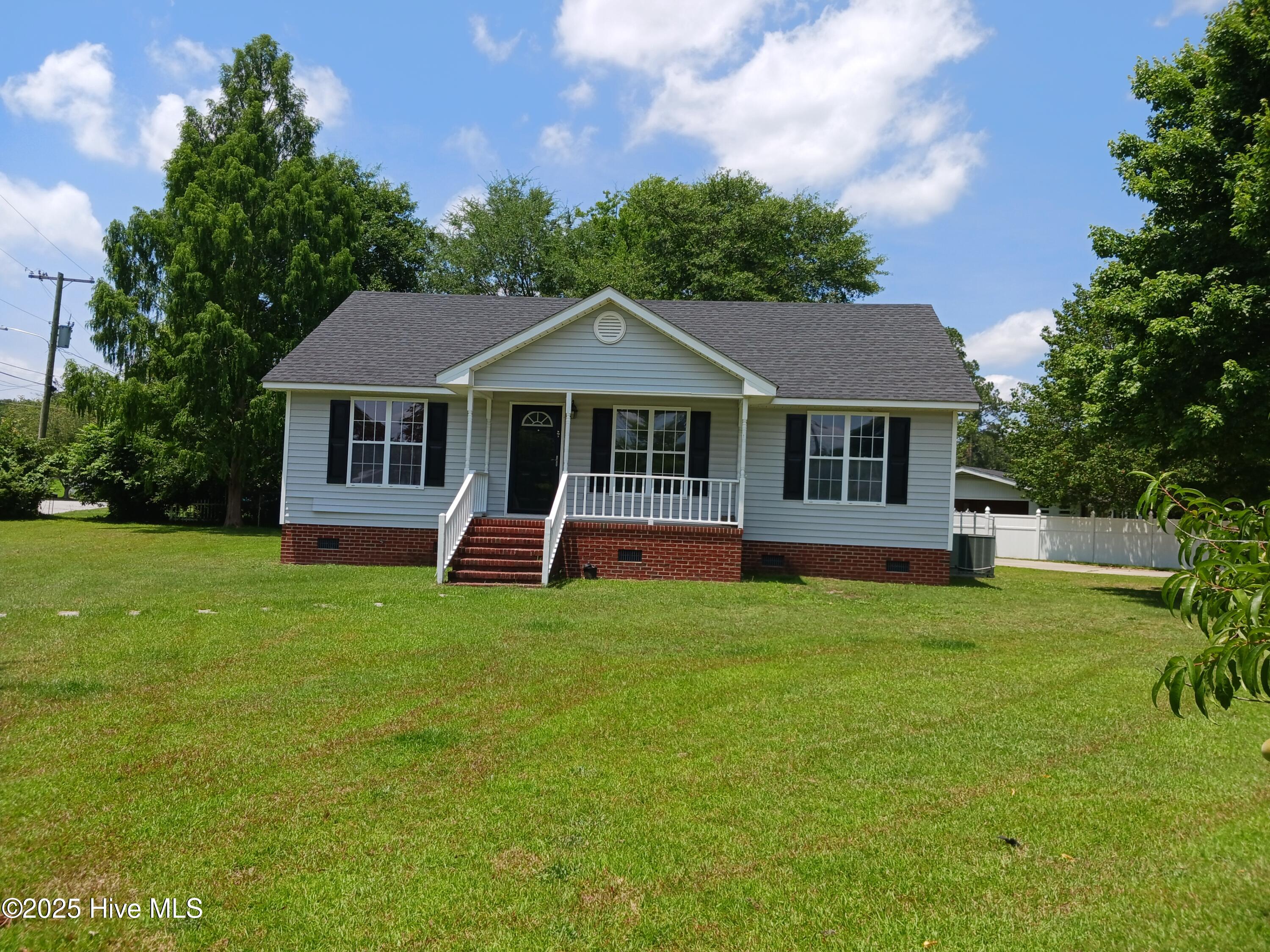 802 E Country Club Drive Property Photo 1
