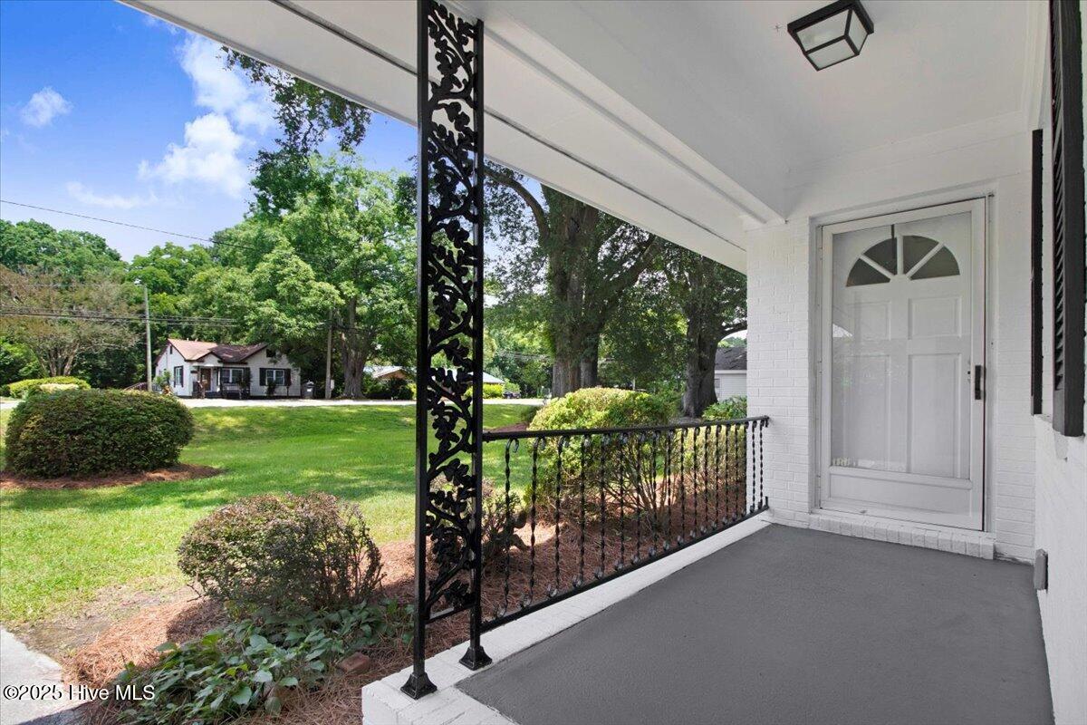 527 W College Street Property Photo 5
