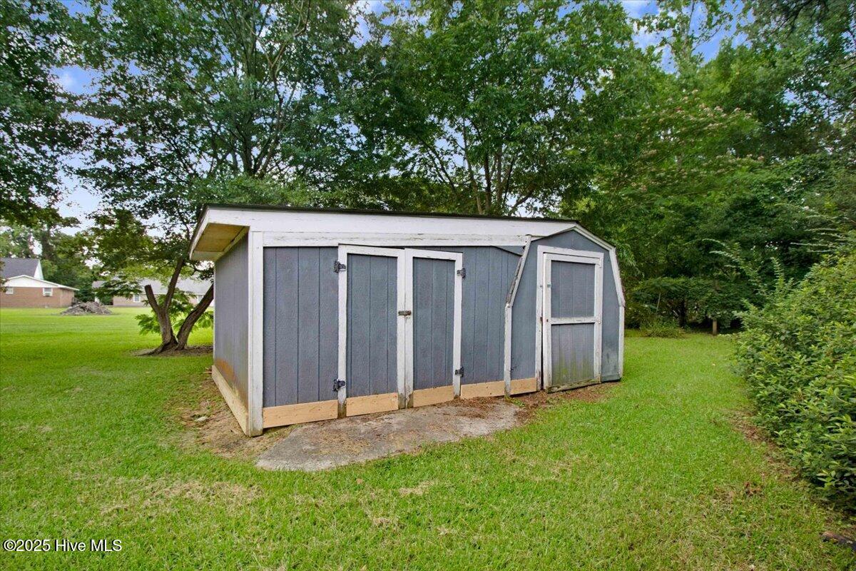 527 W College Street Property Photo 11