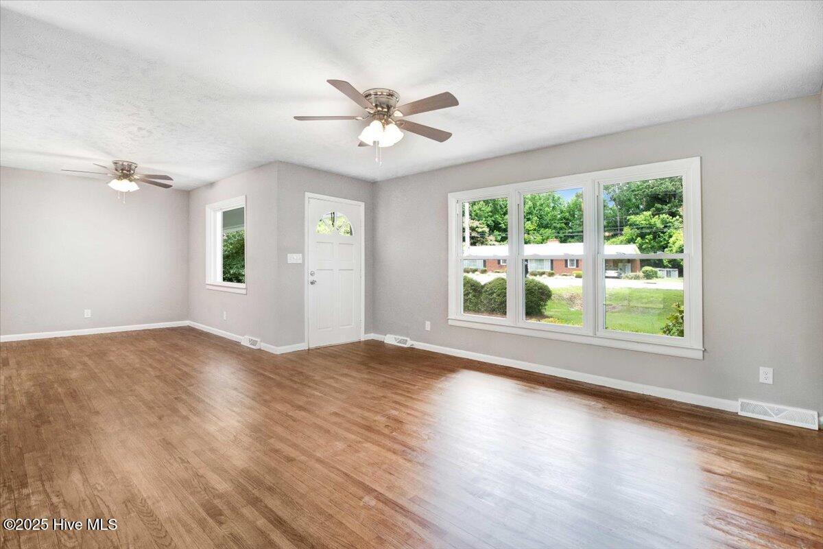 527 W College Street Property Photo 18
