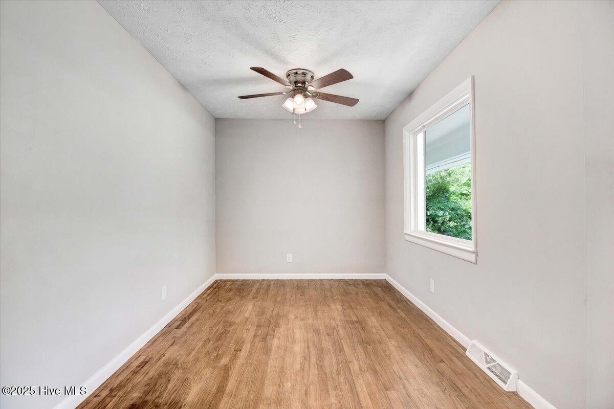 527 W College Street Property Photo 19