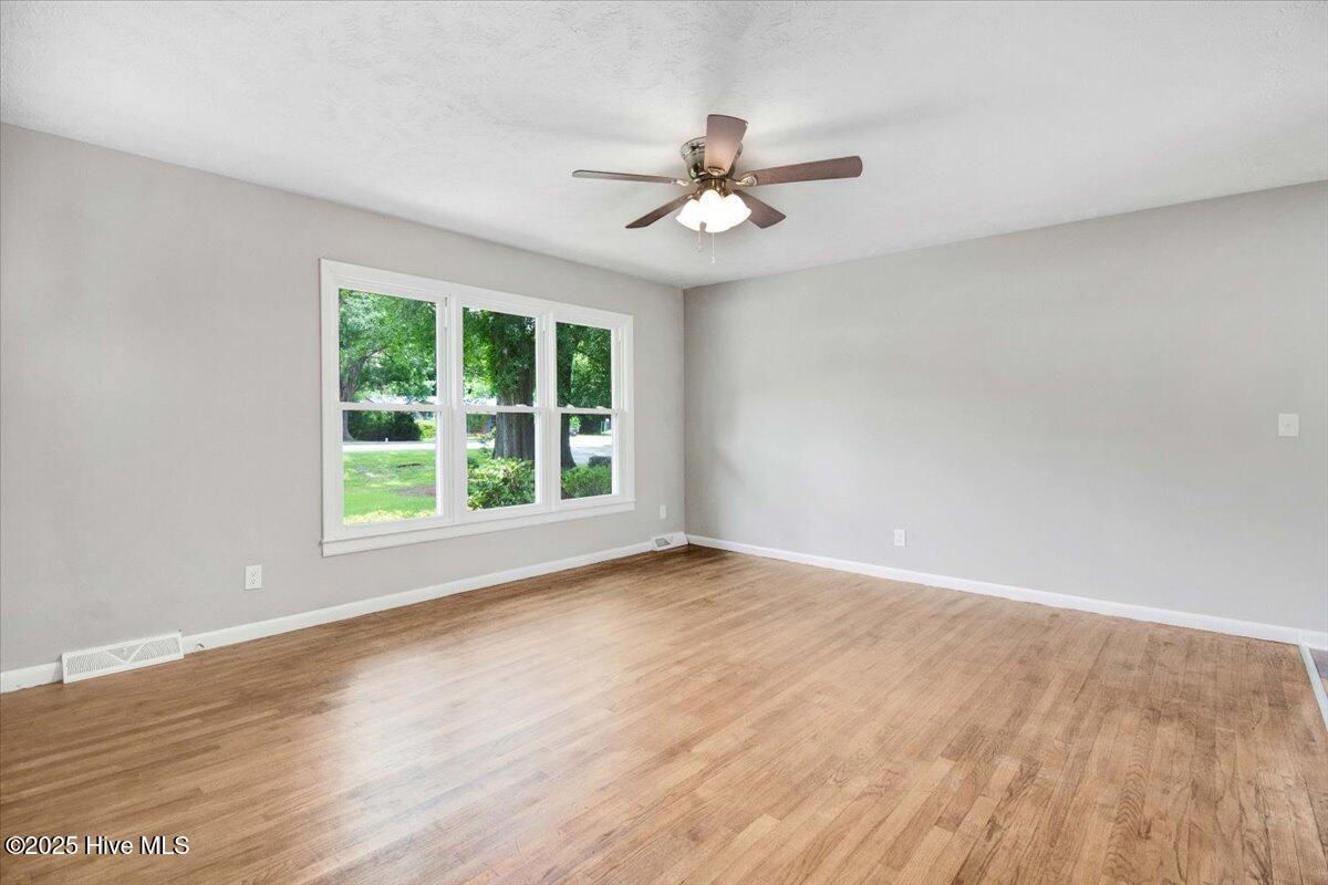 527 W College Street Property Photo 20