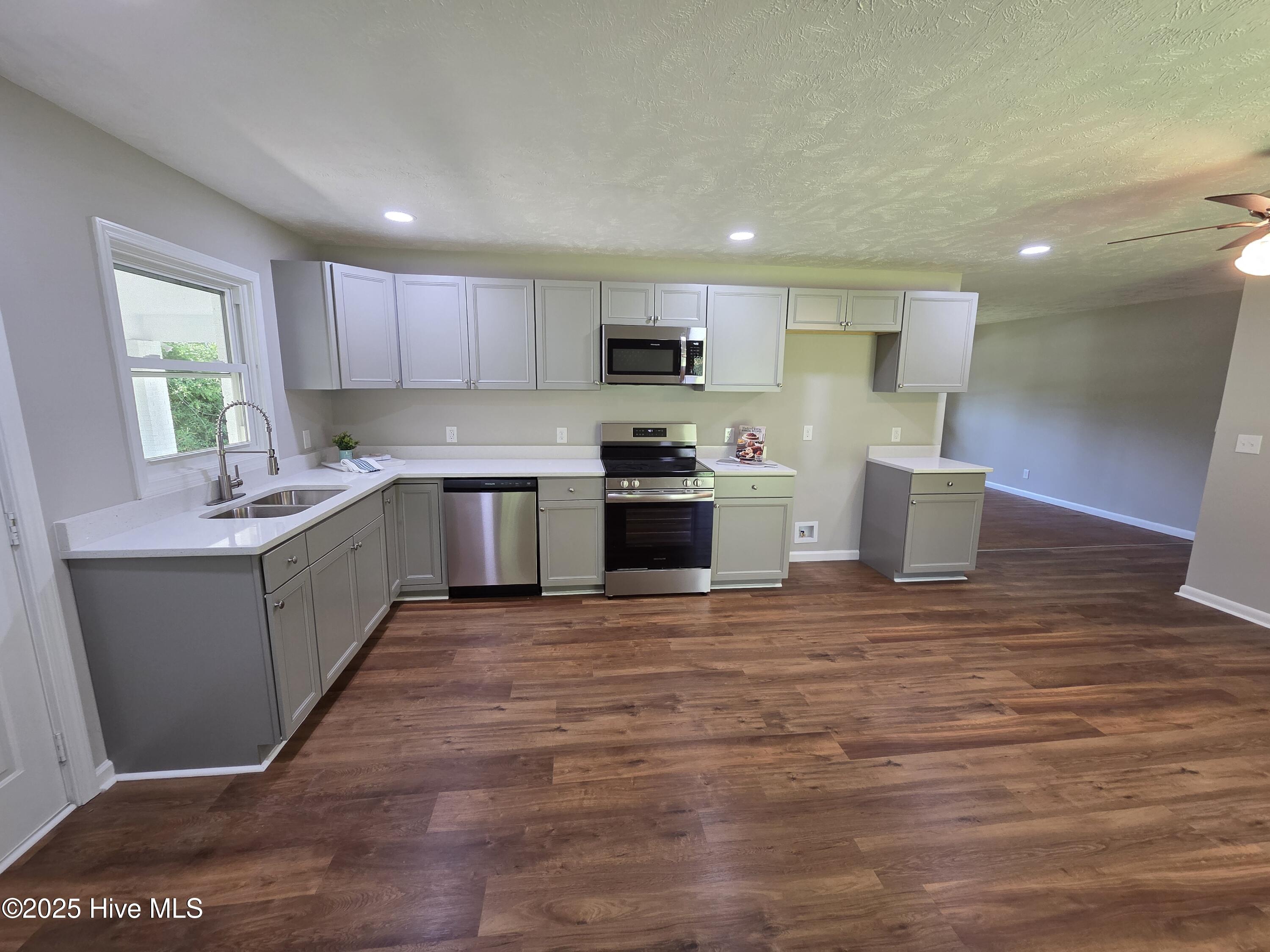 527 W College Street Property Photo 25
