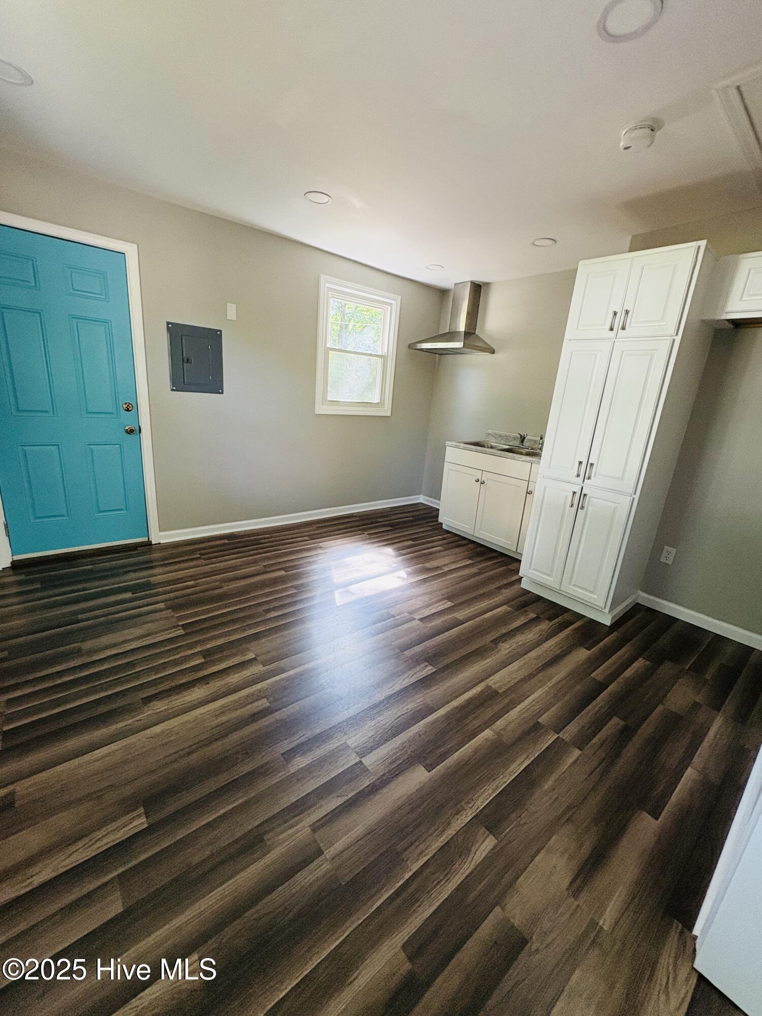 1209 Toisnot Avenue Property Photo 4