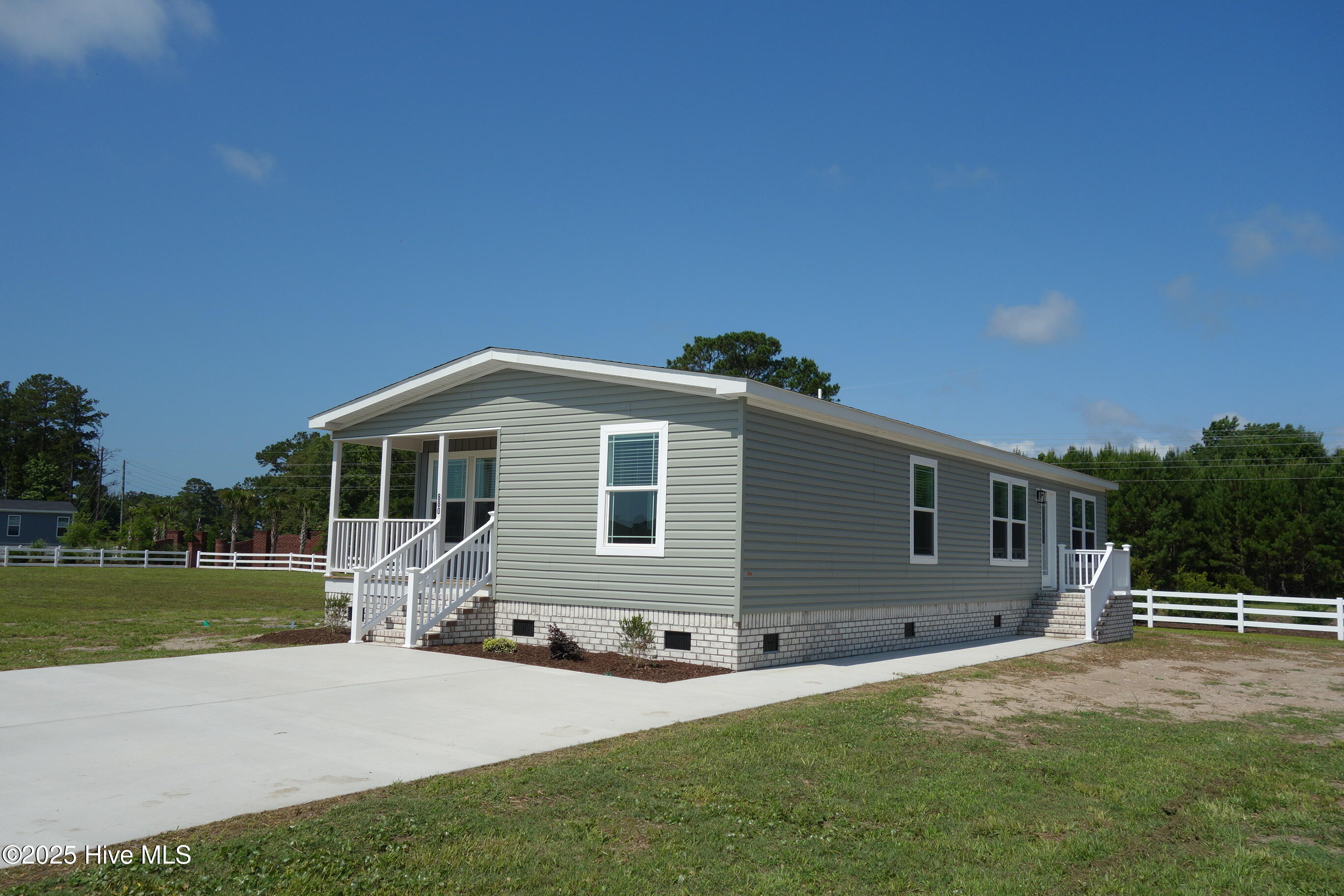 880 Yaupon Drive Property Photo 1
