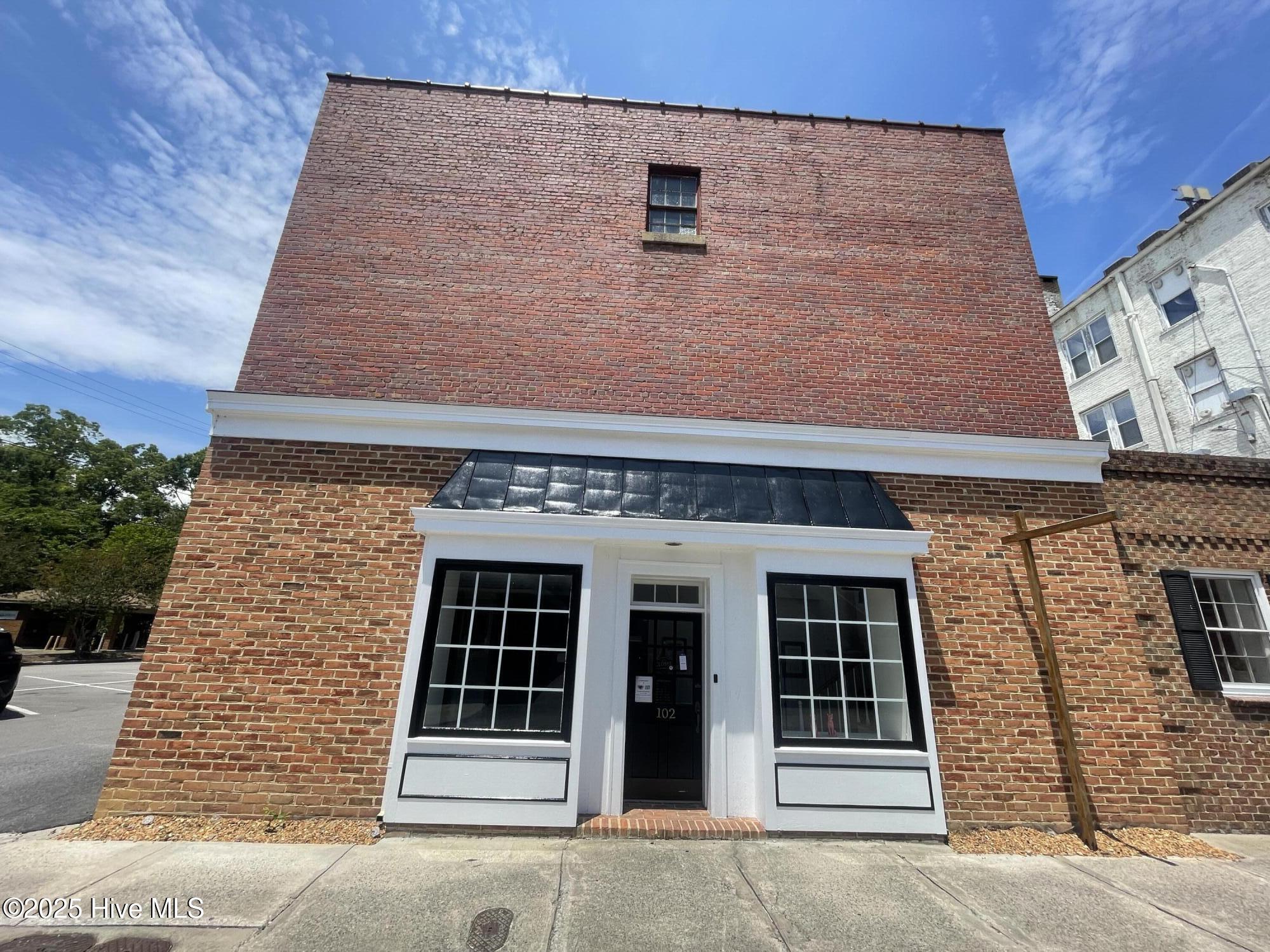 102 W Eden Street Property Photo 1