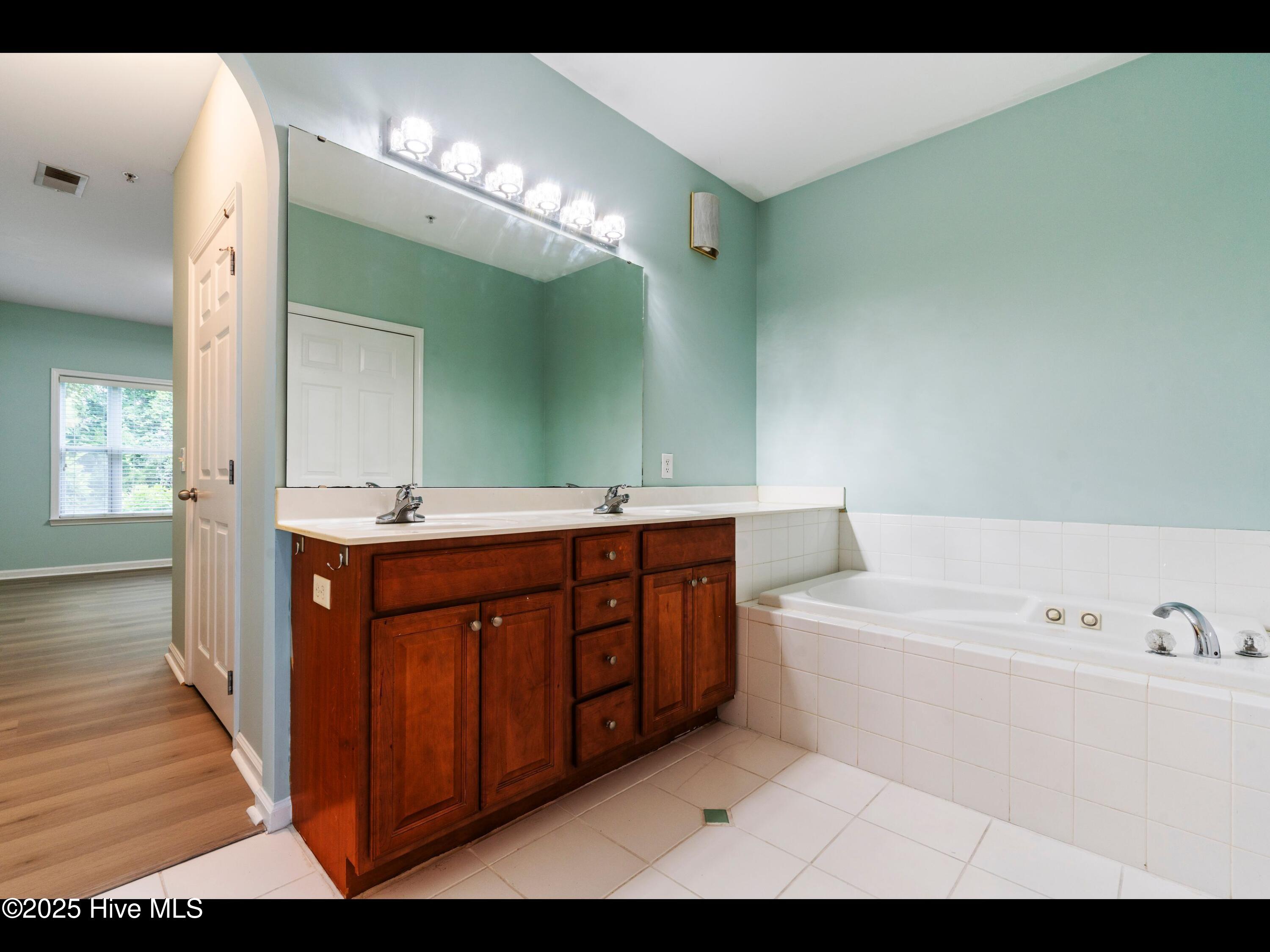 3900 Botsford Court 102 Property Photo 40