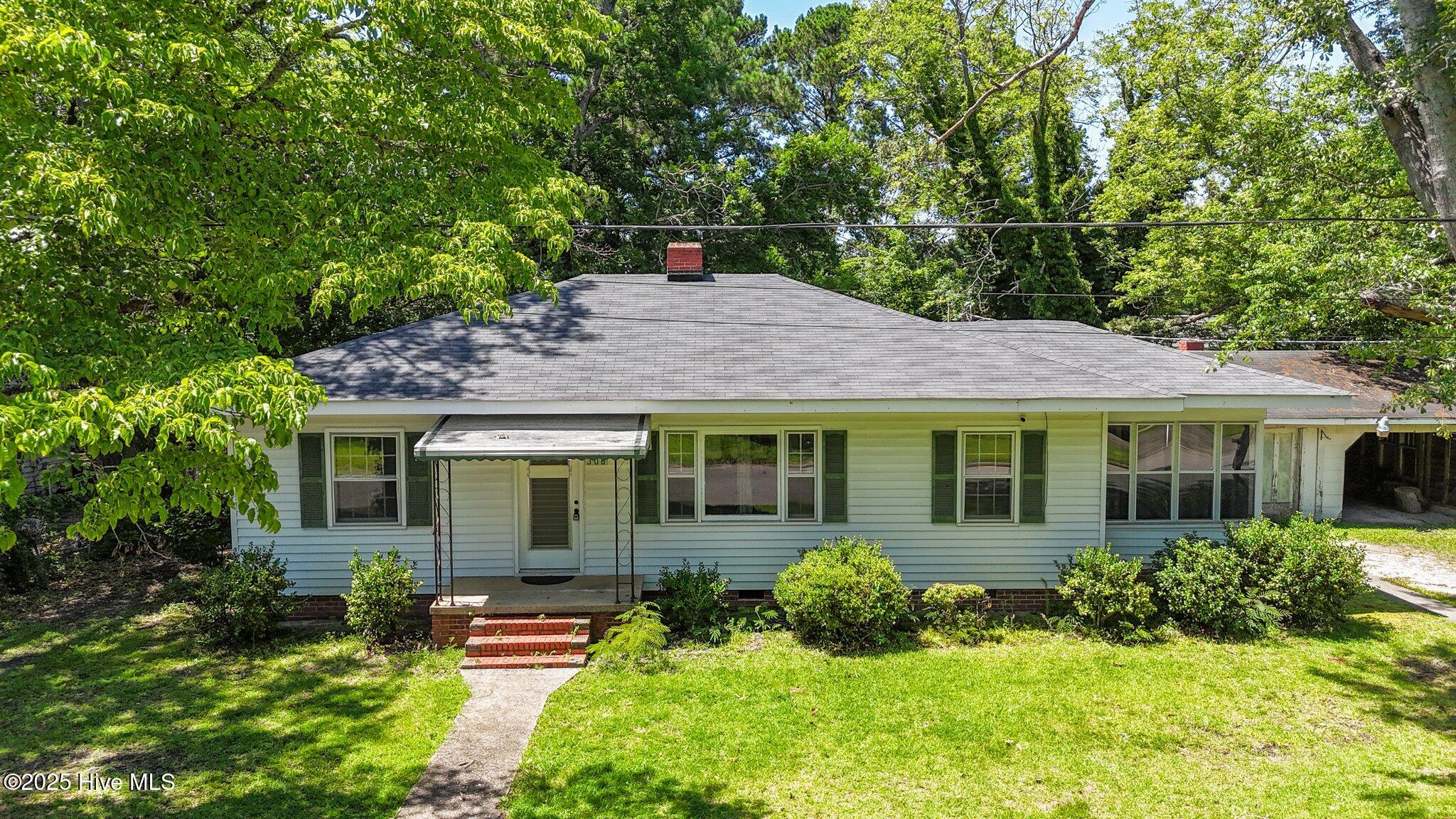 306 W Simmons Avenue Property Photo 1