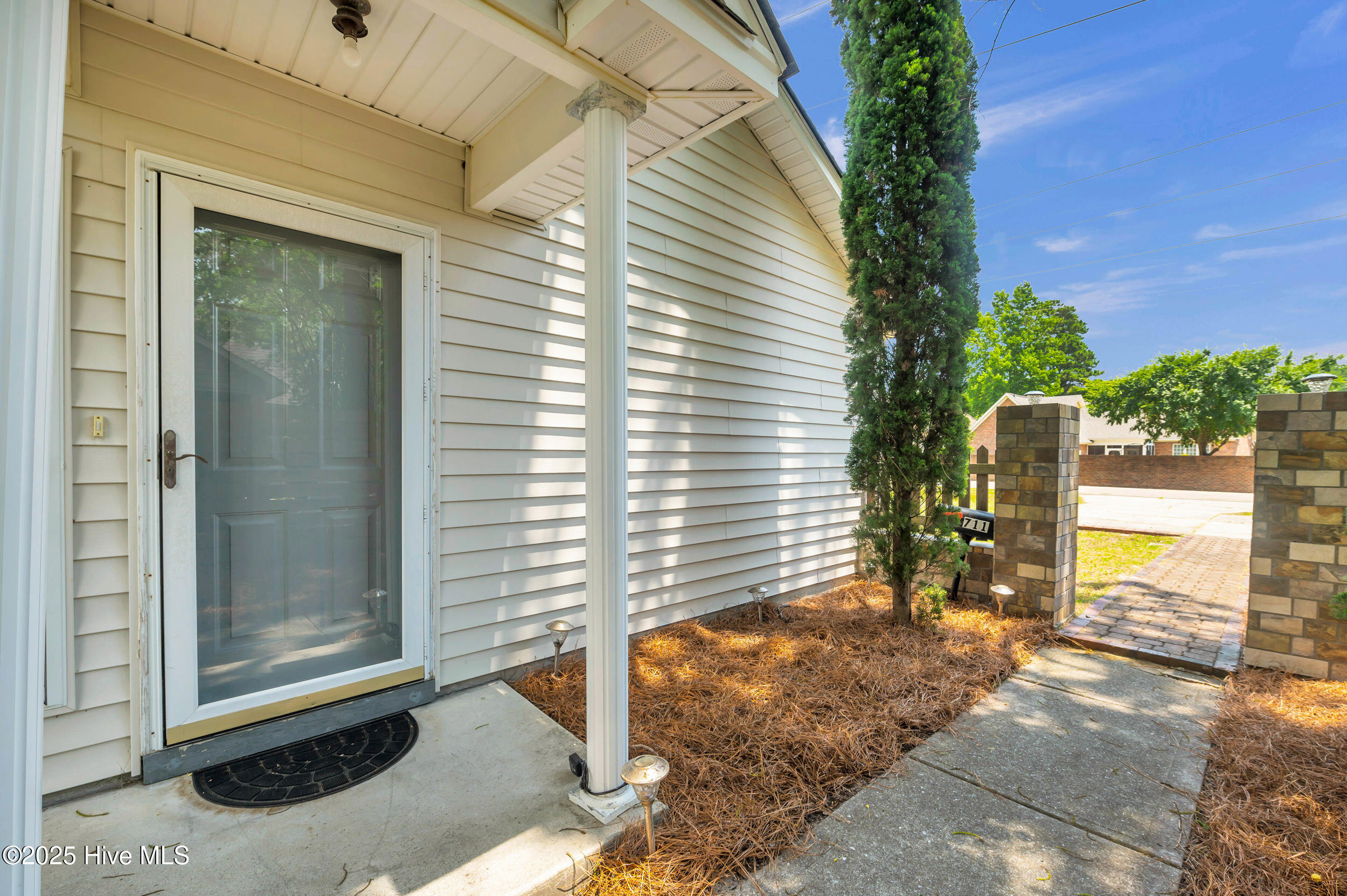 711 Navaho Trail Property Photo 4