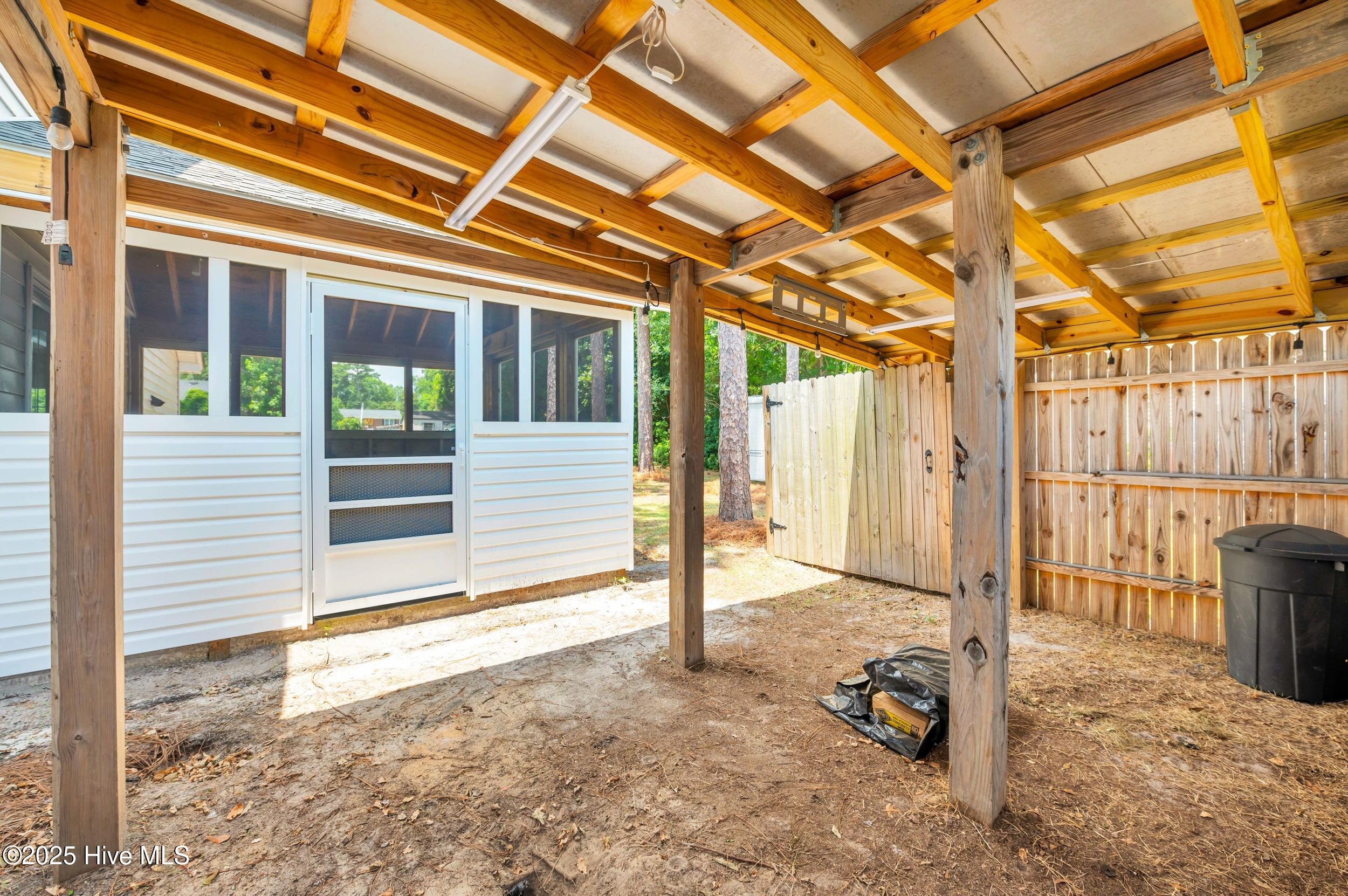 711 Navaho Trail Property Photo 29
