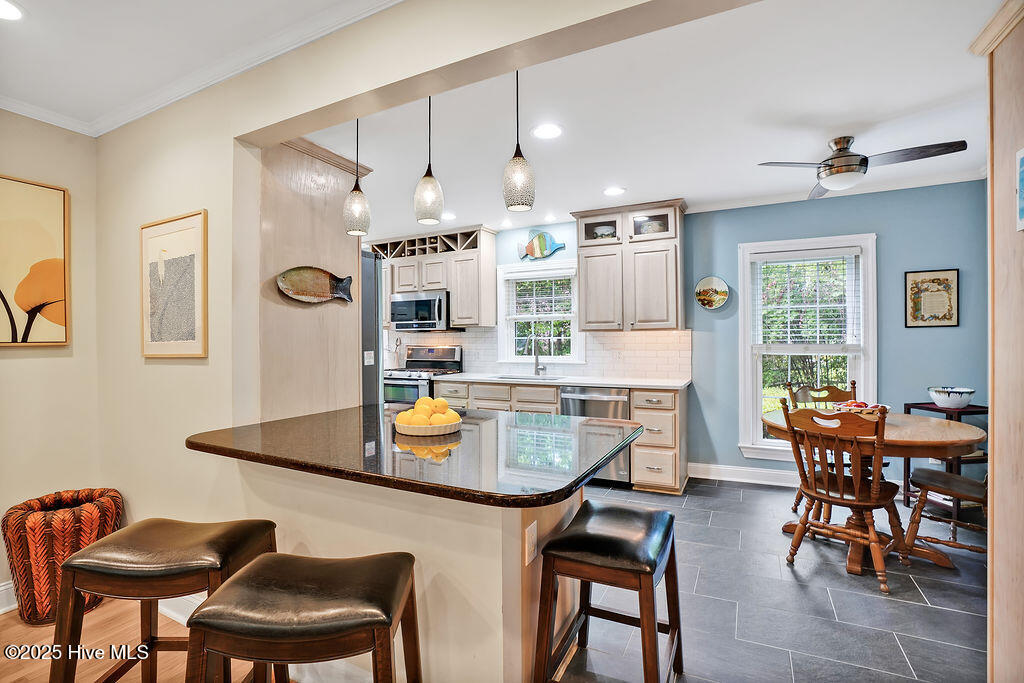 693 River Road Property Photo 15
