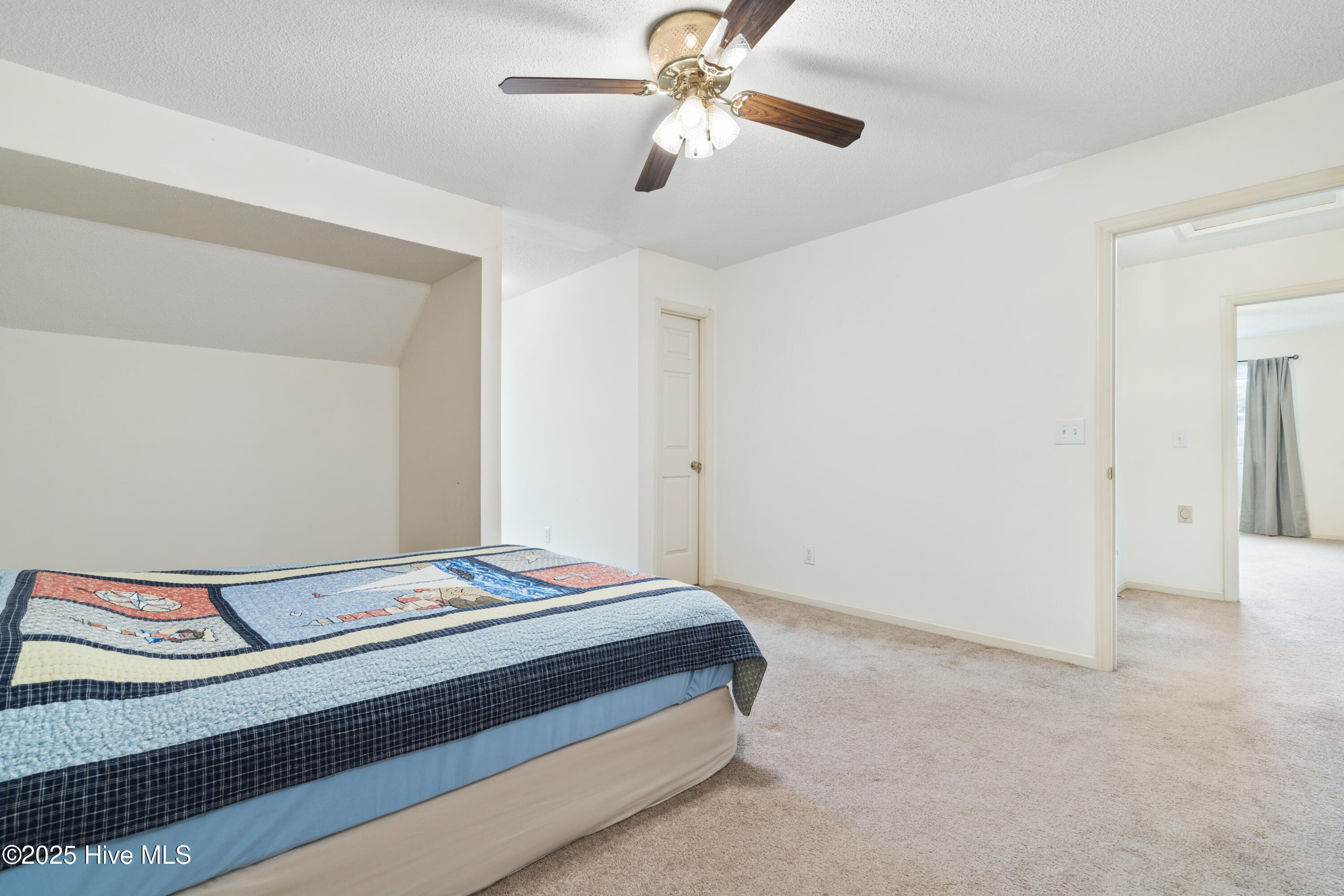 2106 E Oak Island Drive Property Photo 23