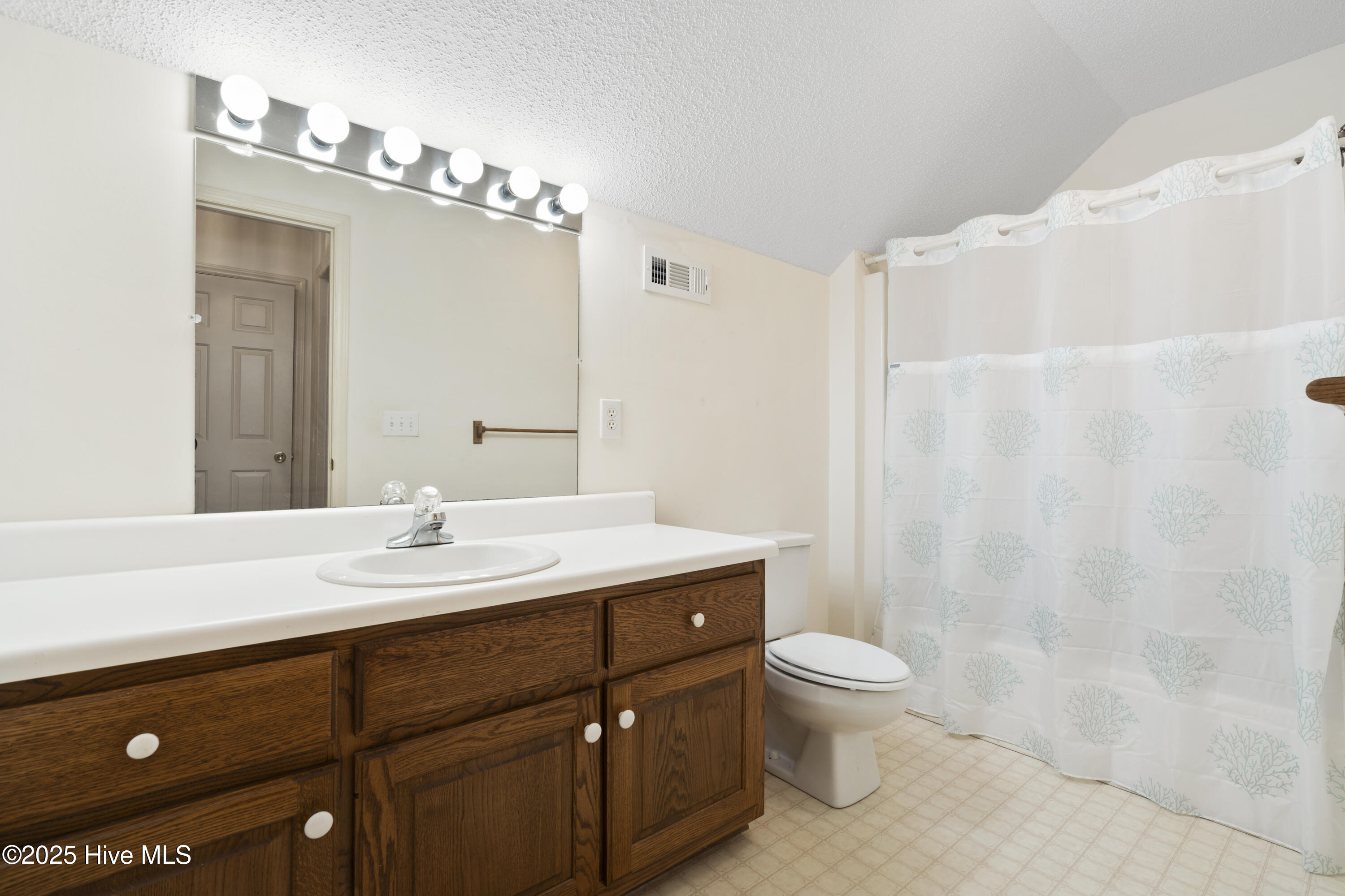 2106 E Oak Island Drive Property Photo 25