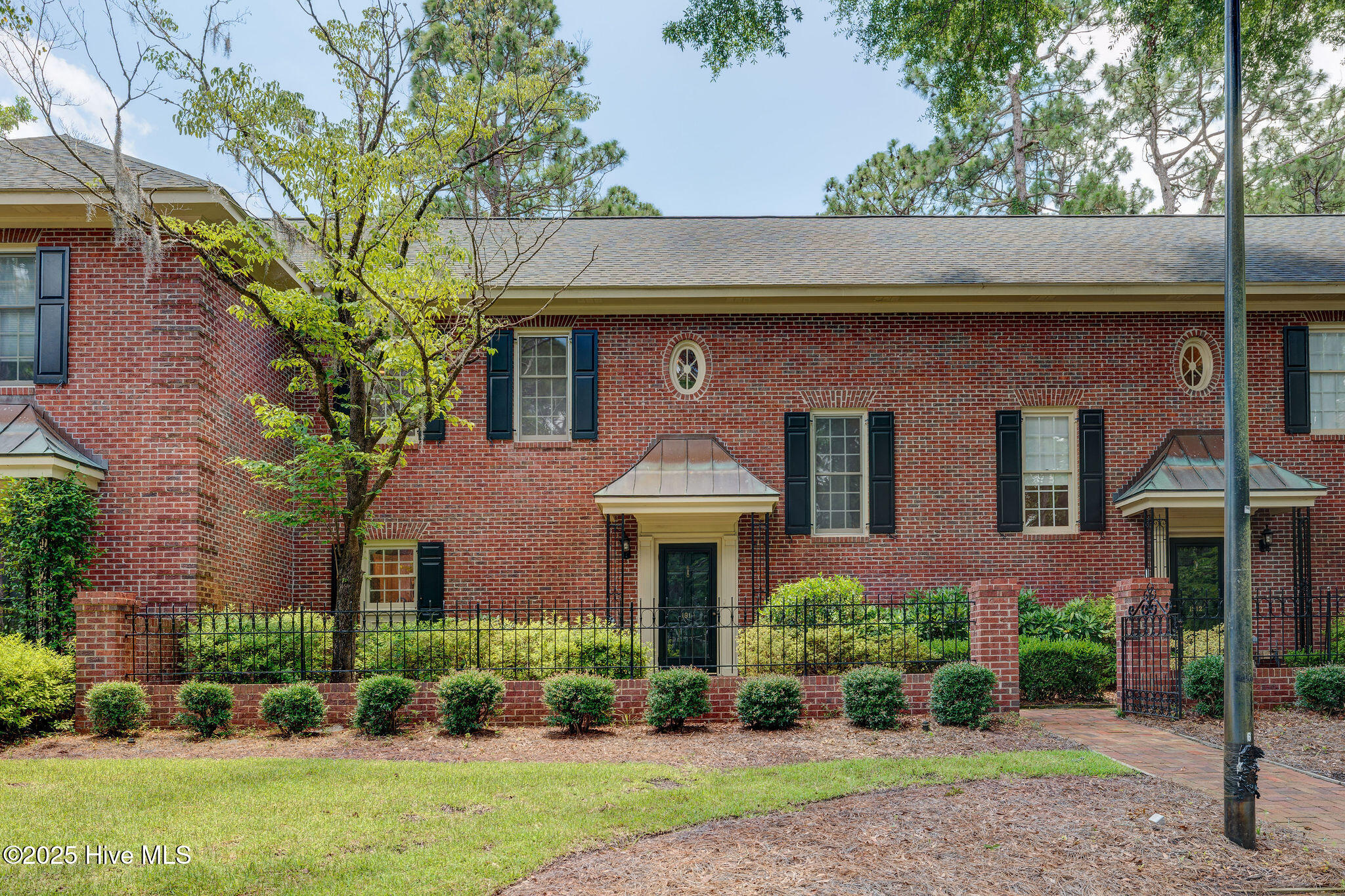 1914 Colleton Court Property Photo 1