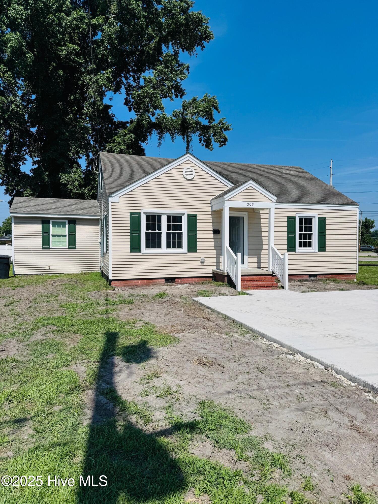 205 Simpson Street Property Photo 1