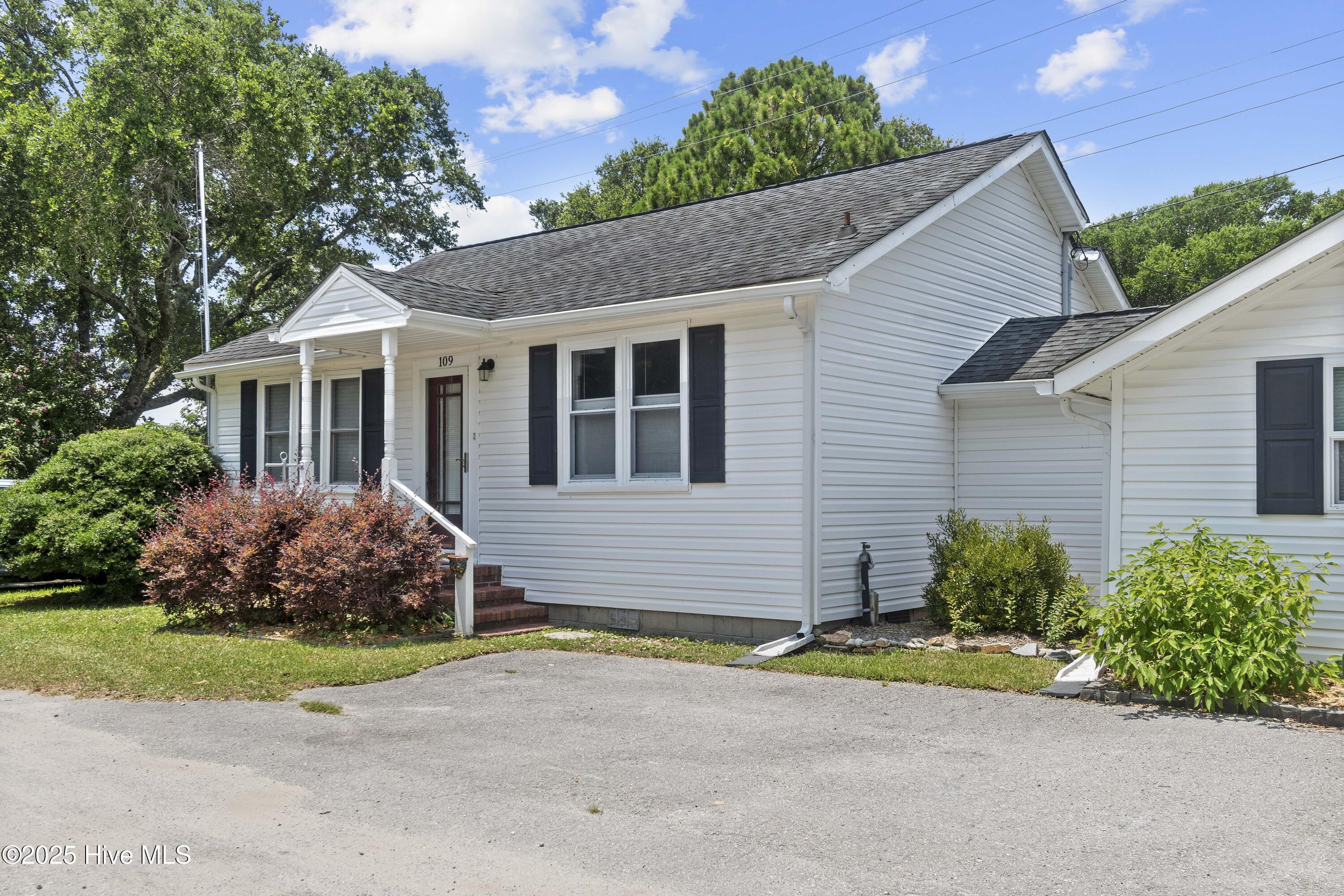 109 Sunshine Court Property Photo 3